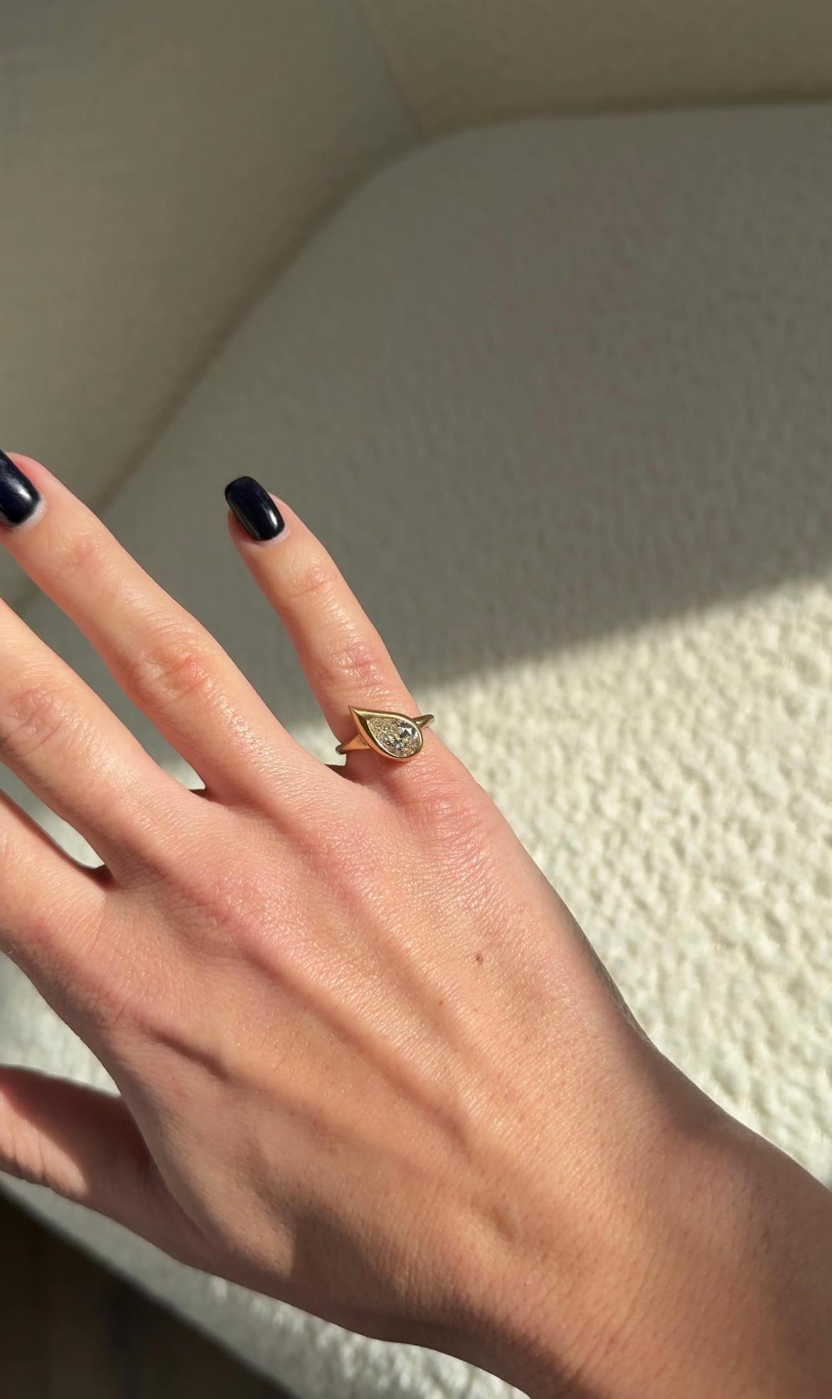 Mika Rosa Ring mit birnenförmigem Diamantring, links (Tropfenschliff)