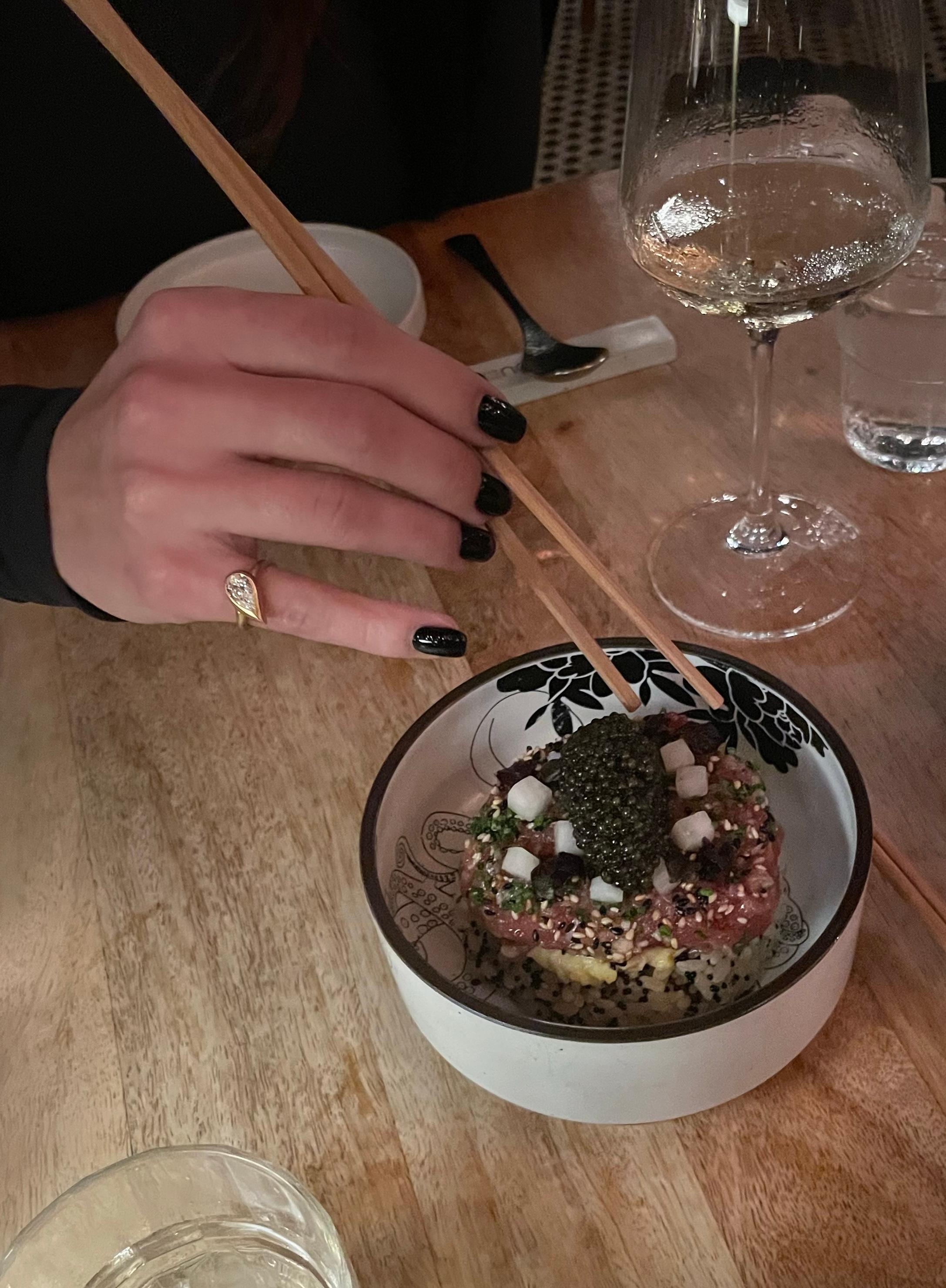 Mika Rosa Ring mit birnenförmigem Diamantring, rechts (Tropfenschliff)