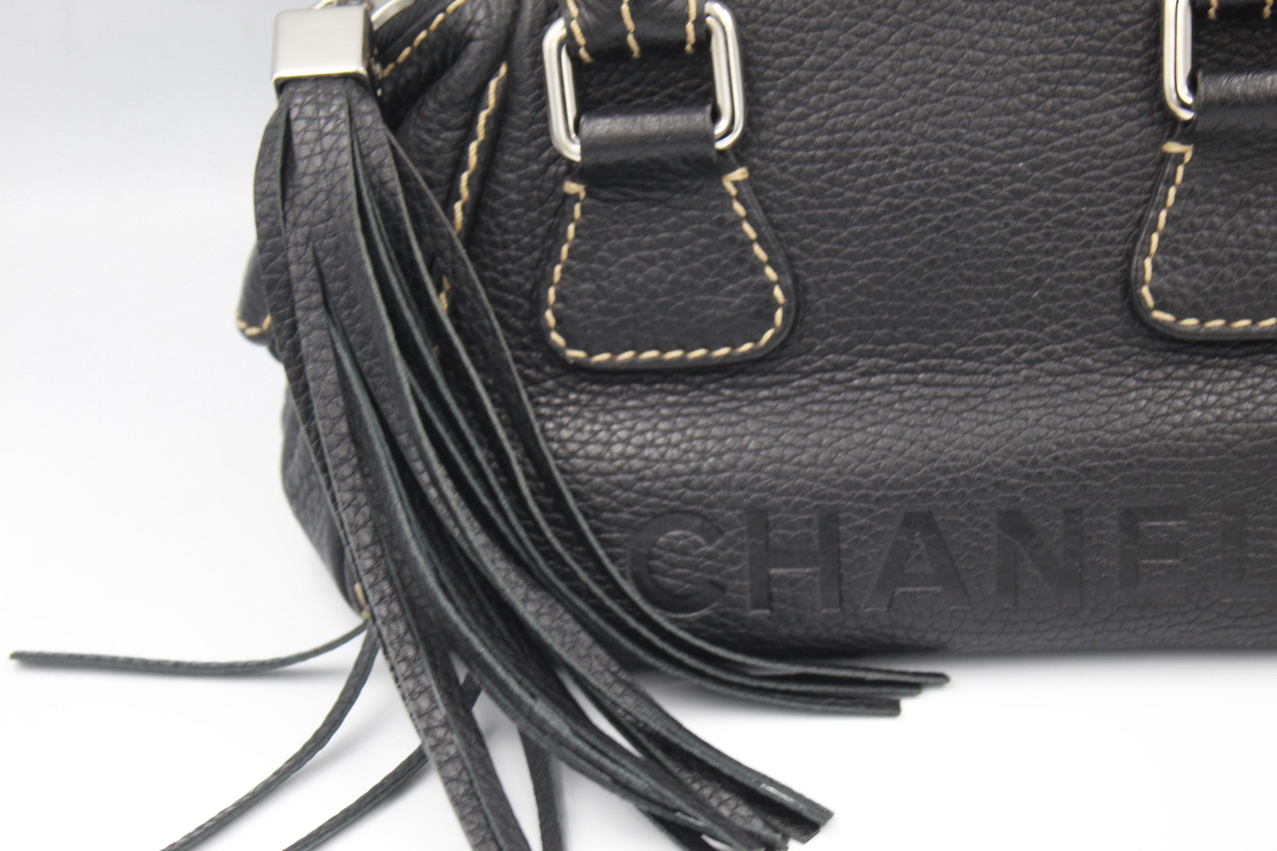 Small Chanel bag in grained leather and silver hardware.
Bag from 2003
To wear in the hand or an external strap could be added to the hardware.
Really good condition
Hologram but no card
Size 23x12,5 cm