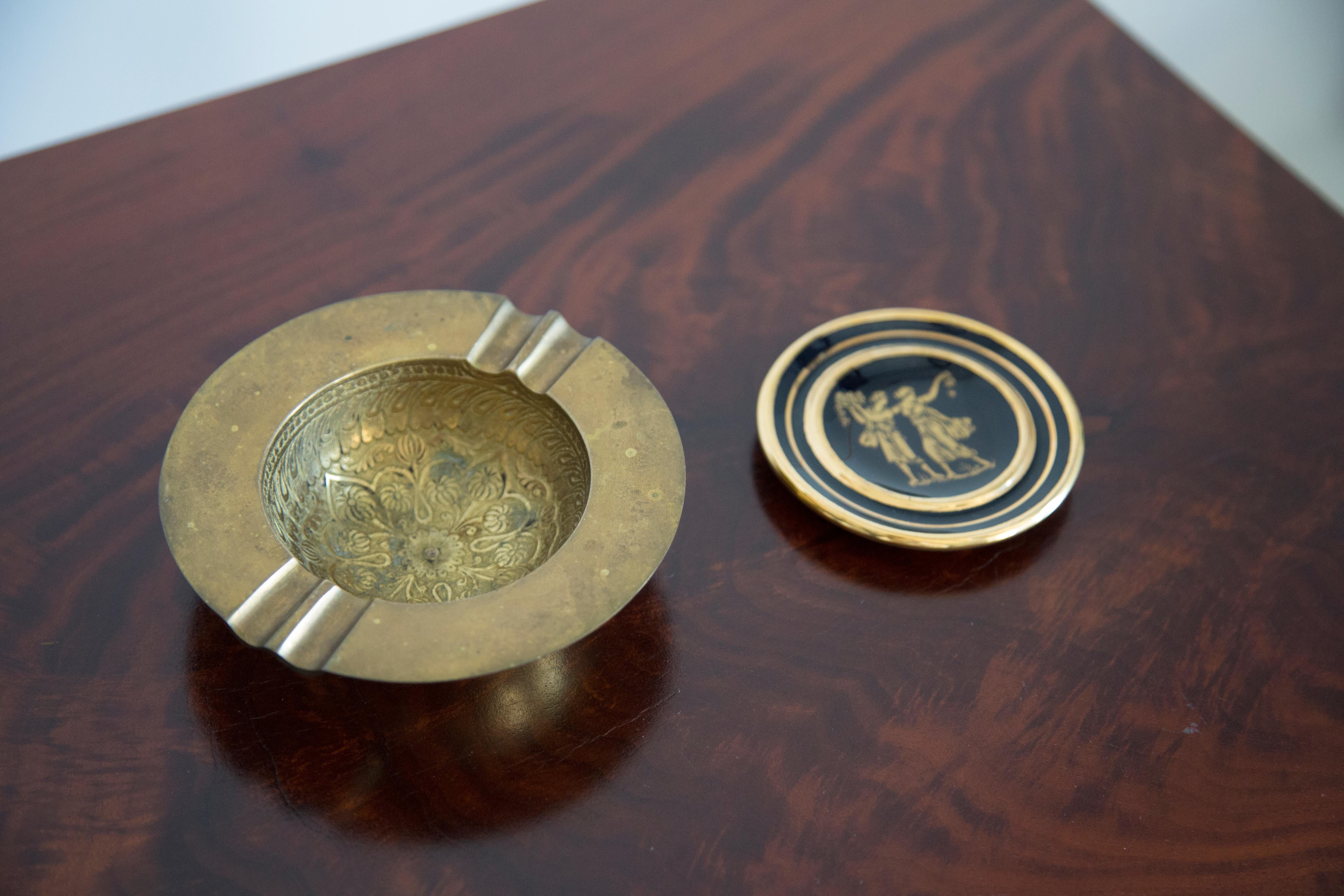 Assiette décorative de Grèce. Produit dans les années 1970.
 L'assiette est peinte à la main. Le plateau est en très bon état, sans dommages ni fissures. Verre original. Une belle pièce pour chaque intérieur ! Une seule pièce unique.