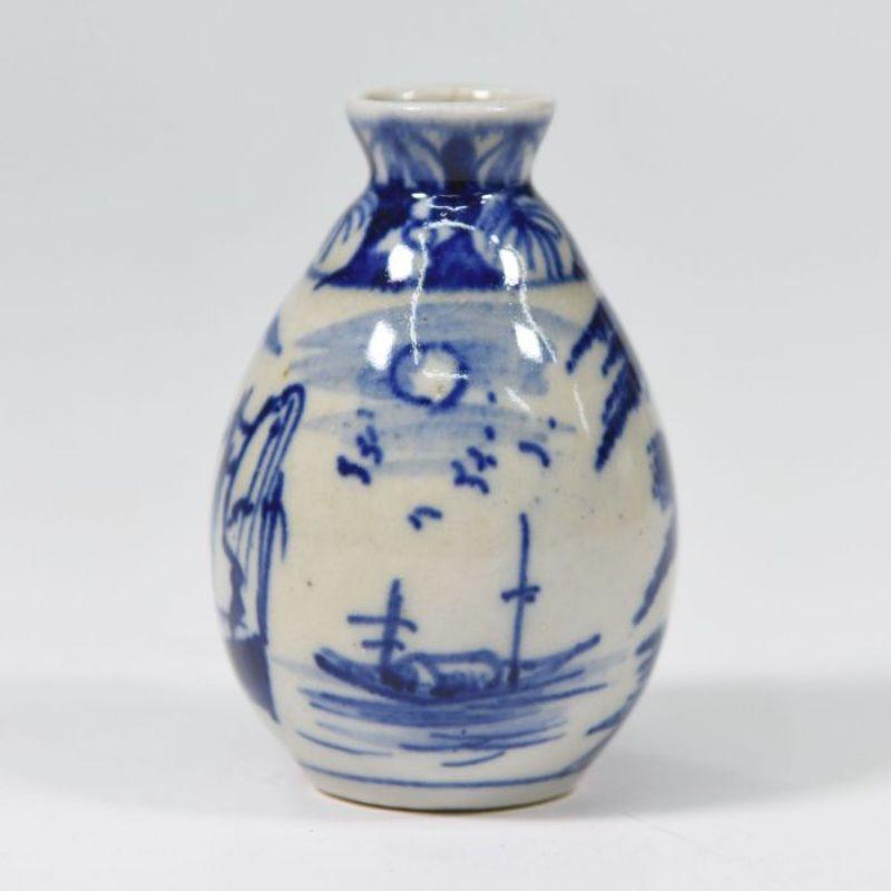 Kleine blaue und weiße chinesische Miniaturvase

Zusätzliche Informationen:
MATERIAL: Bronze
Stil: 1900 frühes 20. Jahrhundert
Abmessungen: 8 B x 8 T x 24 H cm.