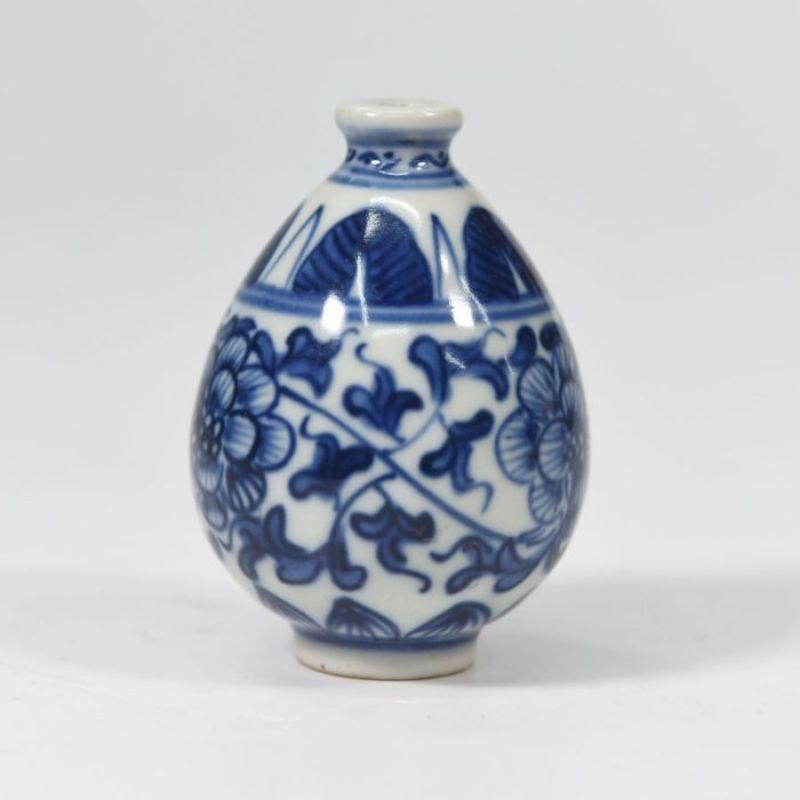 Kleine chinesische Miniaturvase in Blau und Weiß.

Zusätzliche Informationen:
Material: Bronze.
Stil: 1900 frühes 20. Jahrhundert.
Abmessungen: 8 B x 8 T x 24 H cm.