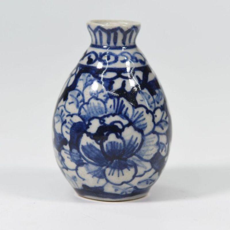 Petit vase chinois miniature bleu et blanc

Informations complémentaires :
Matériau : Bronze
Style : 1900 début 20ème siècle
Dimension : 8 L x 8 P x 24 H cm.