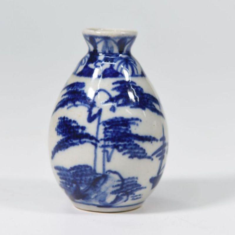 Kleine chinesische Miniatur-Vase in Blau und Weiß (19. Jahrhundert) im Angebot