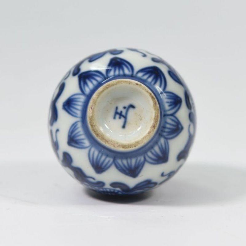 Blaue und weiße chinesische Miniatur-Vase (19. Jahrhundert) im Angebot