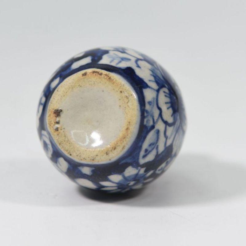 XIXe siècle Petit vase chinois miniature bleu et blanc en vente