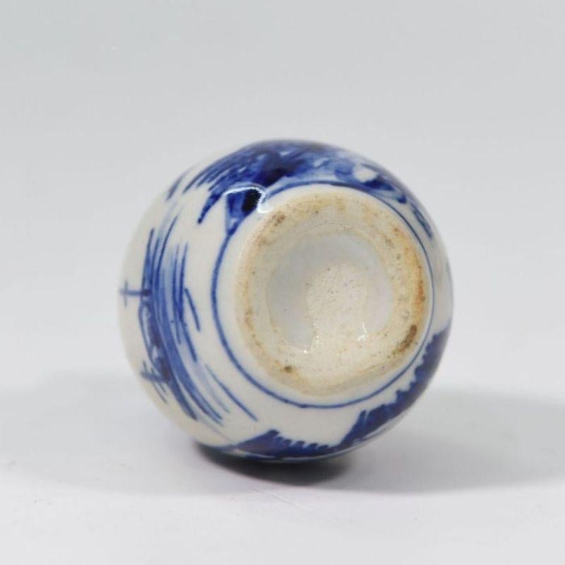 Kleine chinesische Miniatur-Vase in Blau und Weiß (Bronze) im Angebot