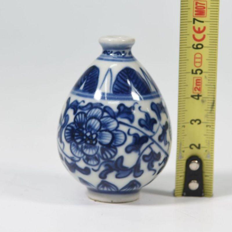 Blaue und weiße chinesische Miniatur-Vase (Bronze) im Angebot