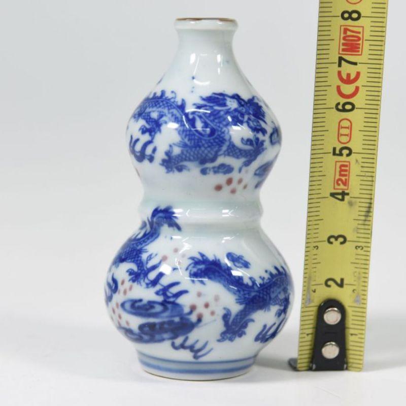 Bronze Petit vase chinois miniature bleu et blanc en vente