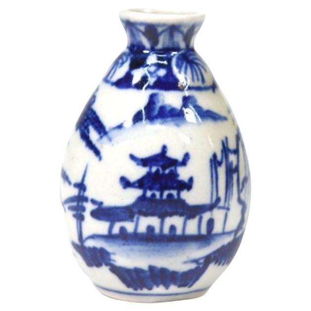 Kleine chinesische Miniatur-Vase in Blau und Weiß