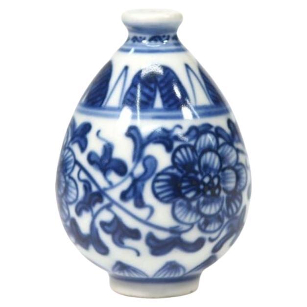 Blaue und weiße chinesische Miniatur-Vase im Angebot