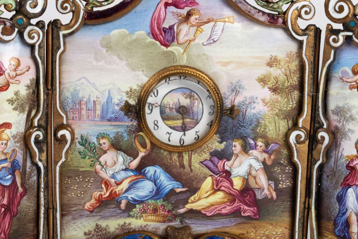 Small miniature screen in gilded bronze in the Louis XV style with three leaves, with hand painted enamel plates representing a painting of allegorical scenes, a small clock thrones in the middle of this screen.
Austria late 19th century
Measures: