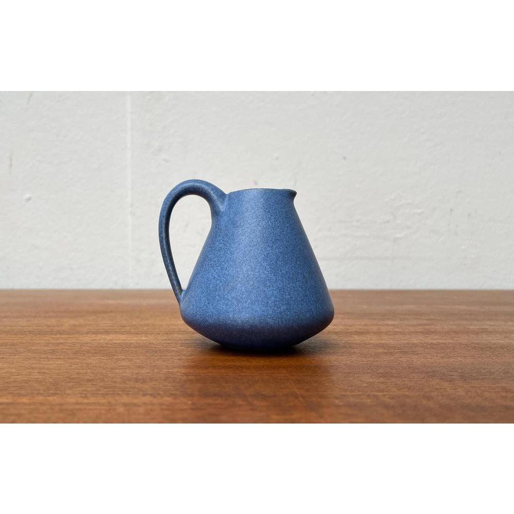 Small Minimalist German Carafe Vase by Hildegard and Peter Delius for Hamelner Kunsttöpferei, 1960s, in Very Good conditions. Designed 1960 to 1969 This piece has an attribution mark.

Additional information:
Materials: Ceramic
Color: Blue
Styles: