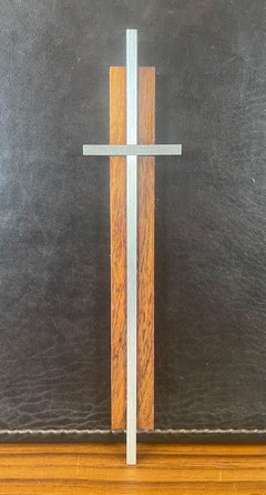 Minimalistisches Kruzifix aus Nussbaumholz und Aluminium / Kreuz