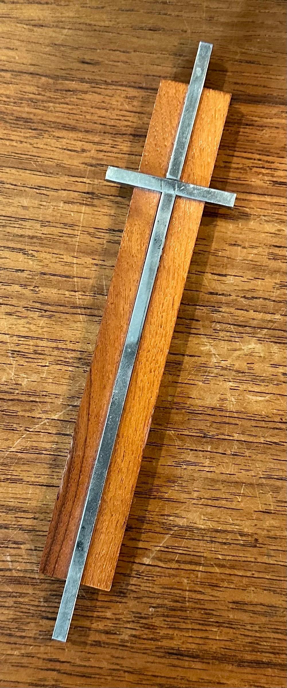 Mid-Century Modern Petit crucifix / croix minimaliste en noyer et aluminium en vente