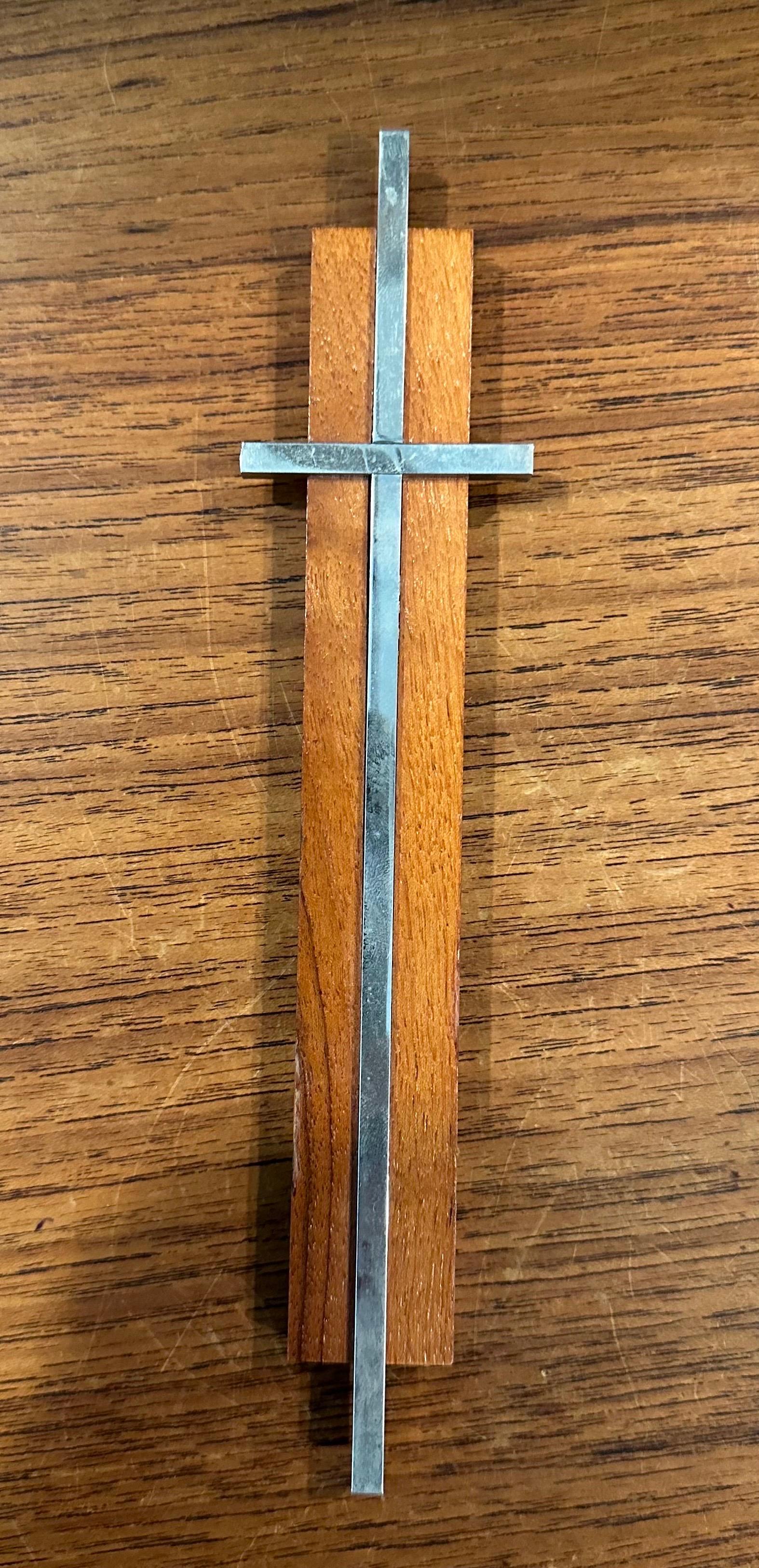 Américain Petit crucifix / croix minimaliste en noyer et aluminium en vente