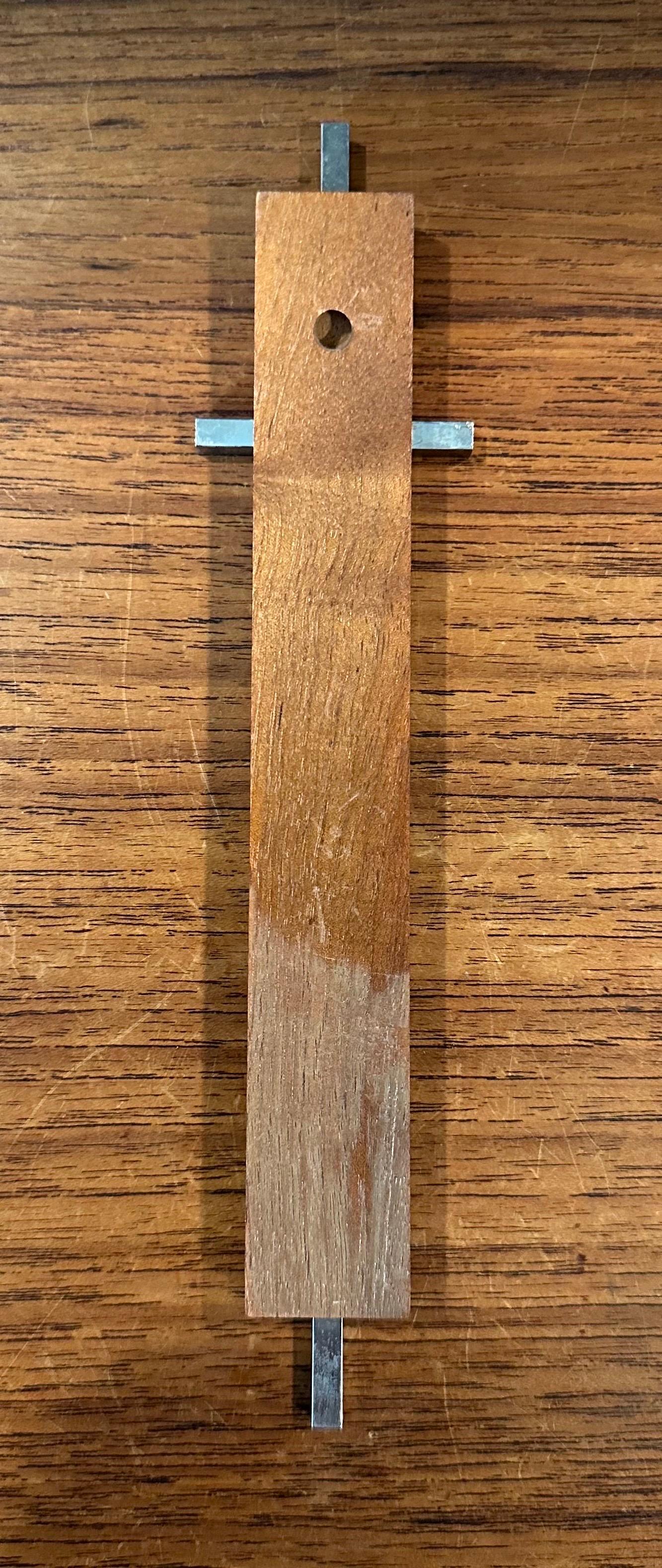 Petit crucifix / croix minimaliste en noyer et aluminium Bon état - En vente à San Diego, CA