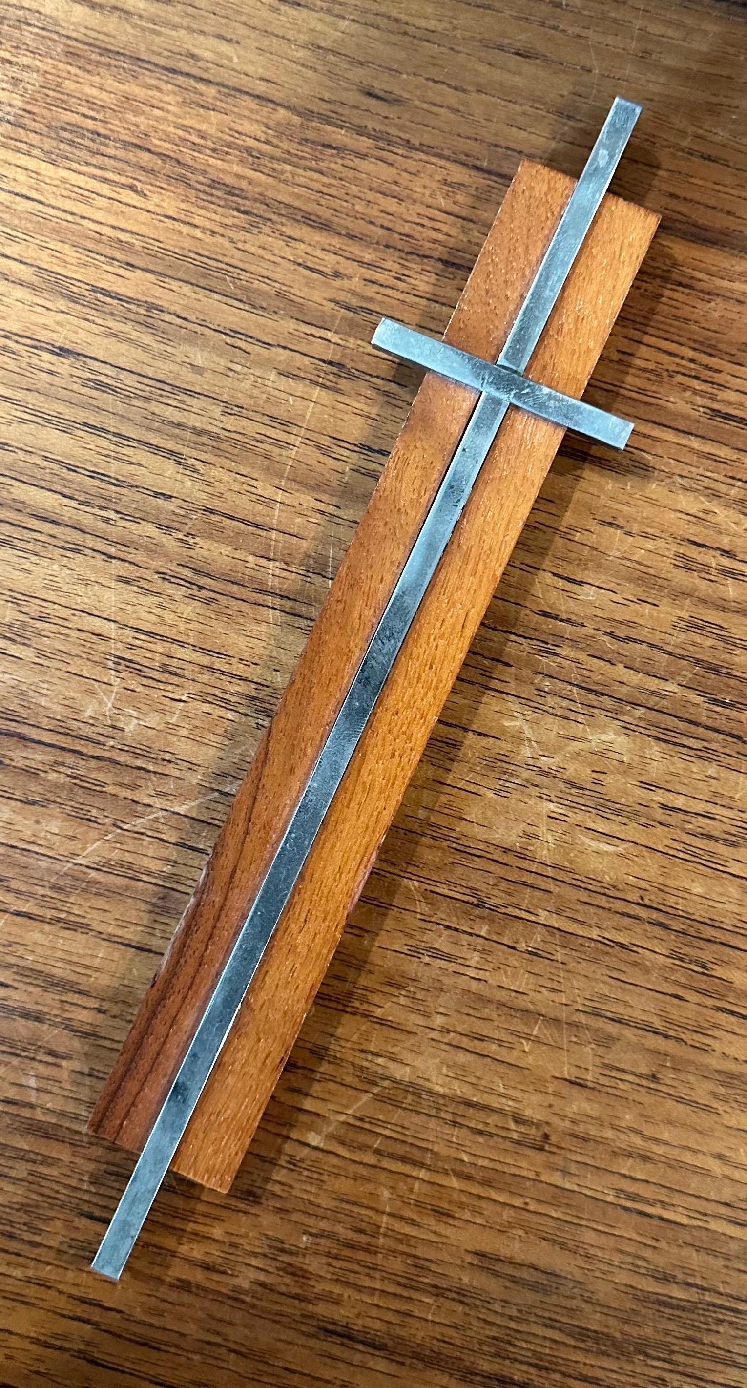 20ième siècle Petit crucifix / croix minimaliste en noyer et aluminium en vente