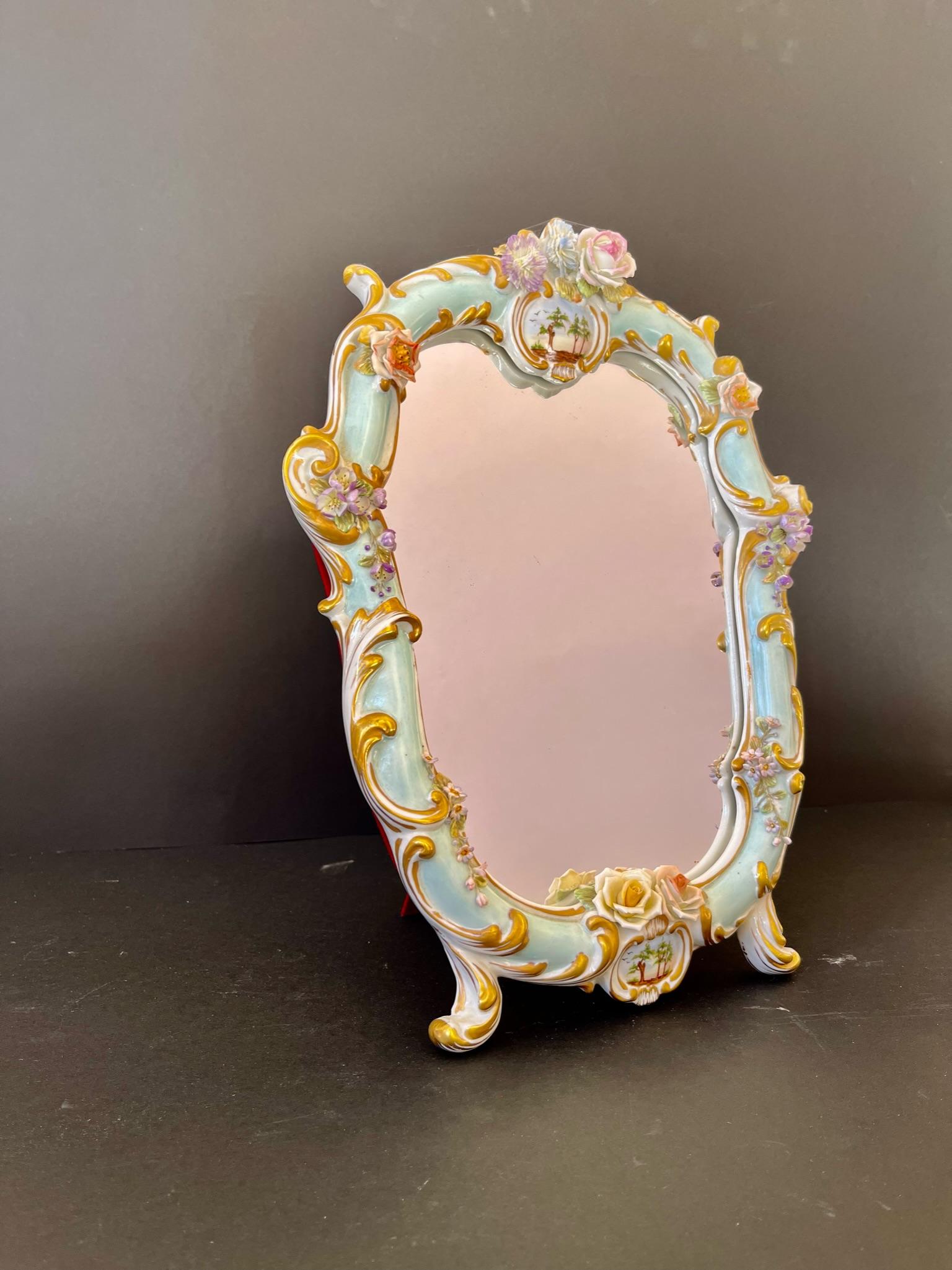 Small Mirror in Capodimonte Porcelain finely decorated in turquoise with gold highlights dating back to about 1950.
You can see very accurate particulars such as the roses and all the flowers and they are taken care of in the smallest detail, and we