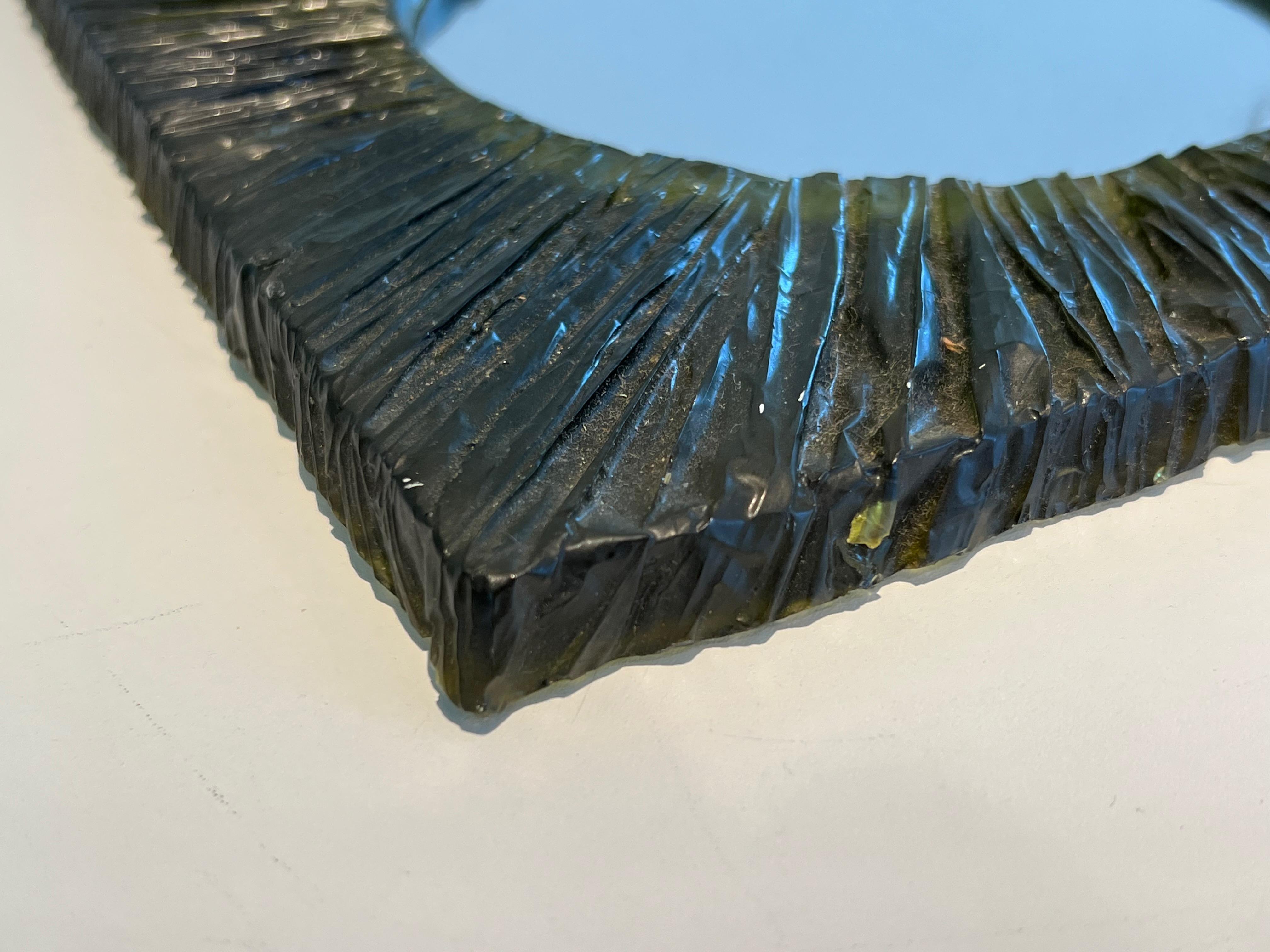Petit miroir en résine verte. Travail en français. Circa 1970 en vente 3