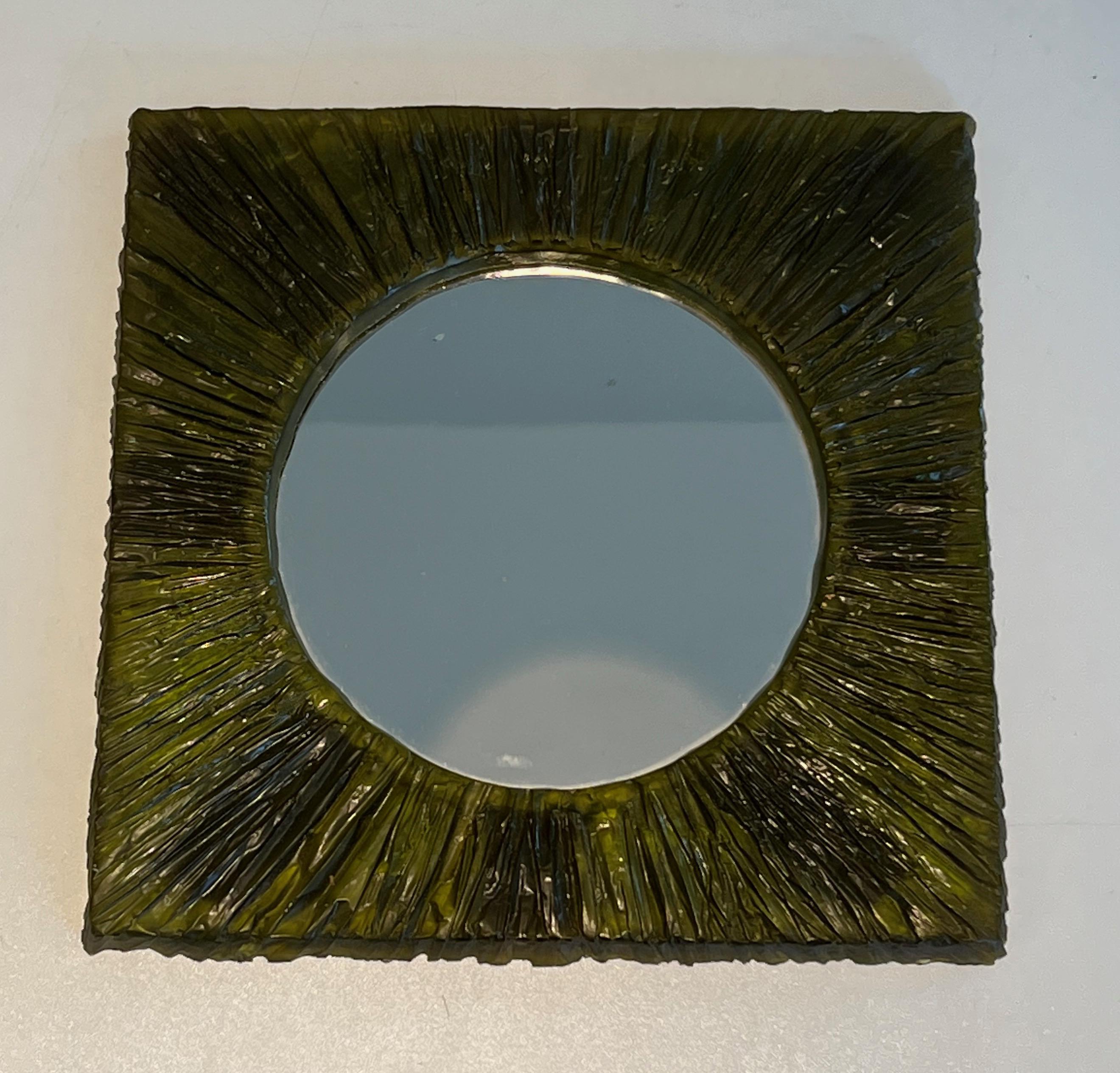 Petit miroir en résine verte. Travail en français. Circa 1970 en vente 5