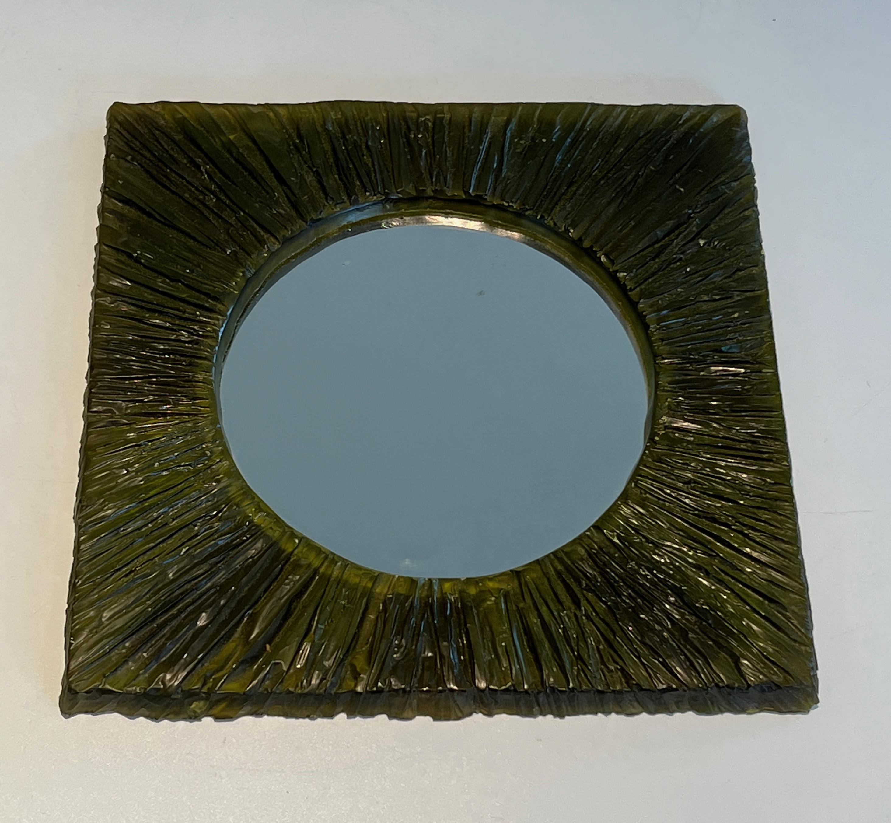 Petit miroir en résine verte. Travail en français. Circa 1970 en vente 6