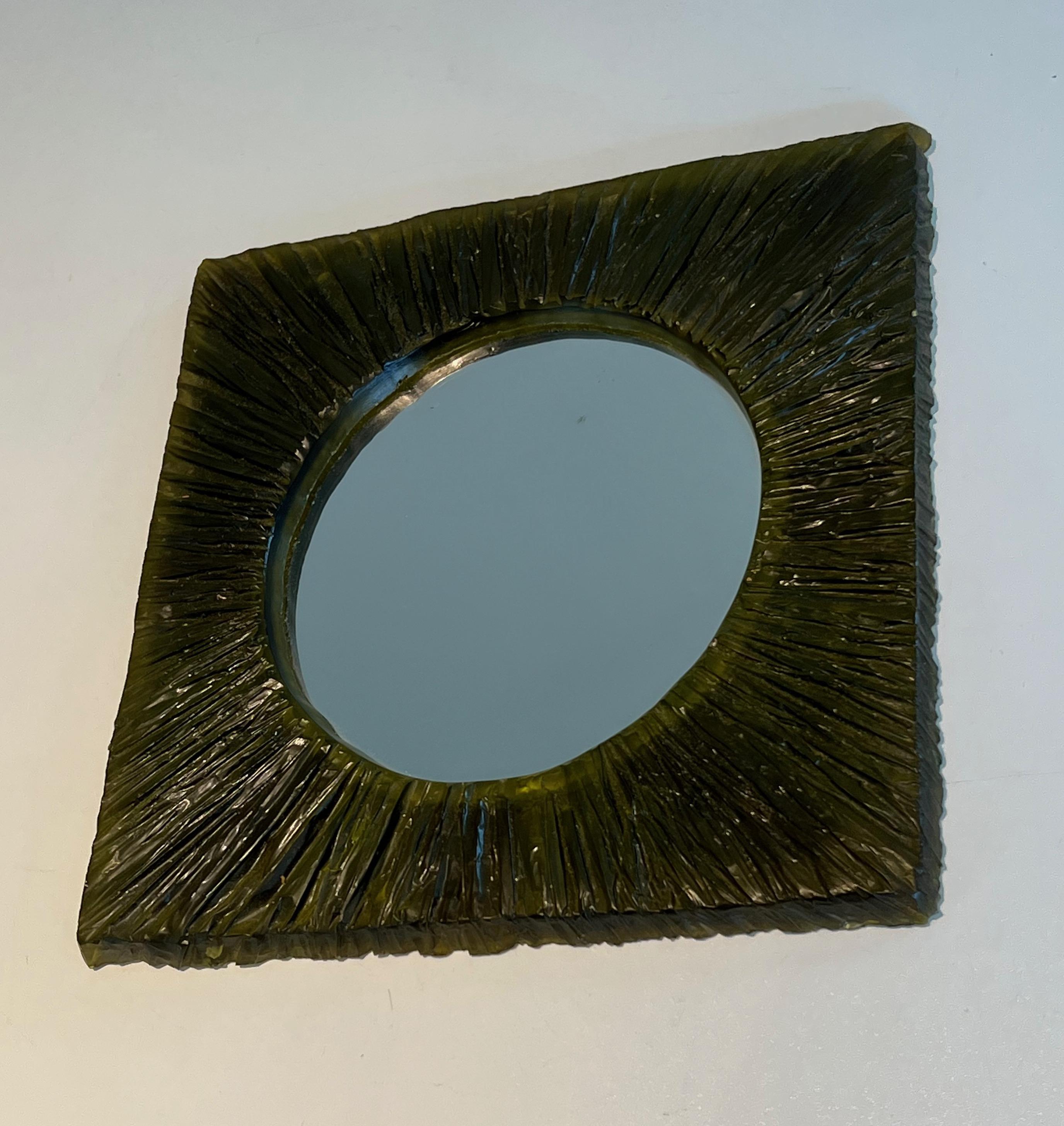 Petit miroir en résine verte. Travail en français. Circa 1970 en vente 7