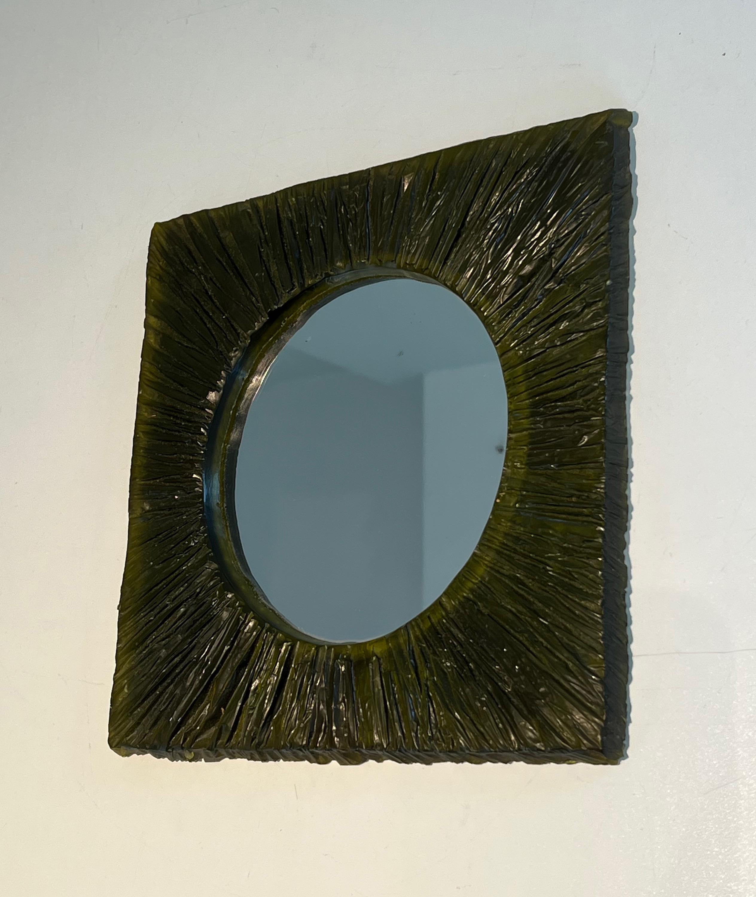 Petit miroir en résine verte. Travail en français. Circa 1970 en vente 8