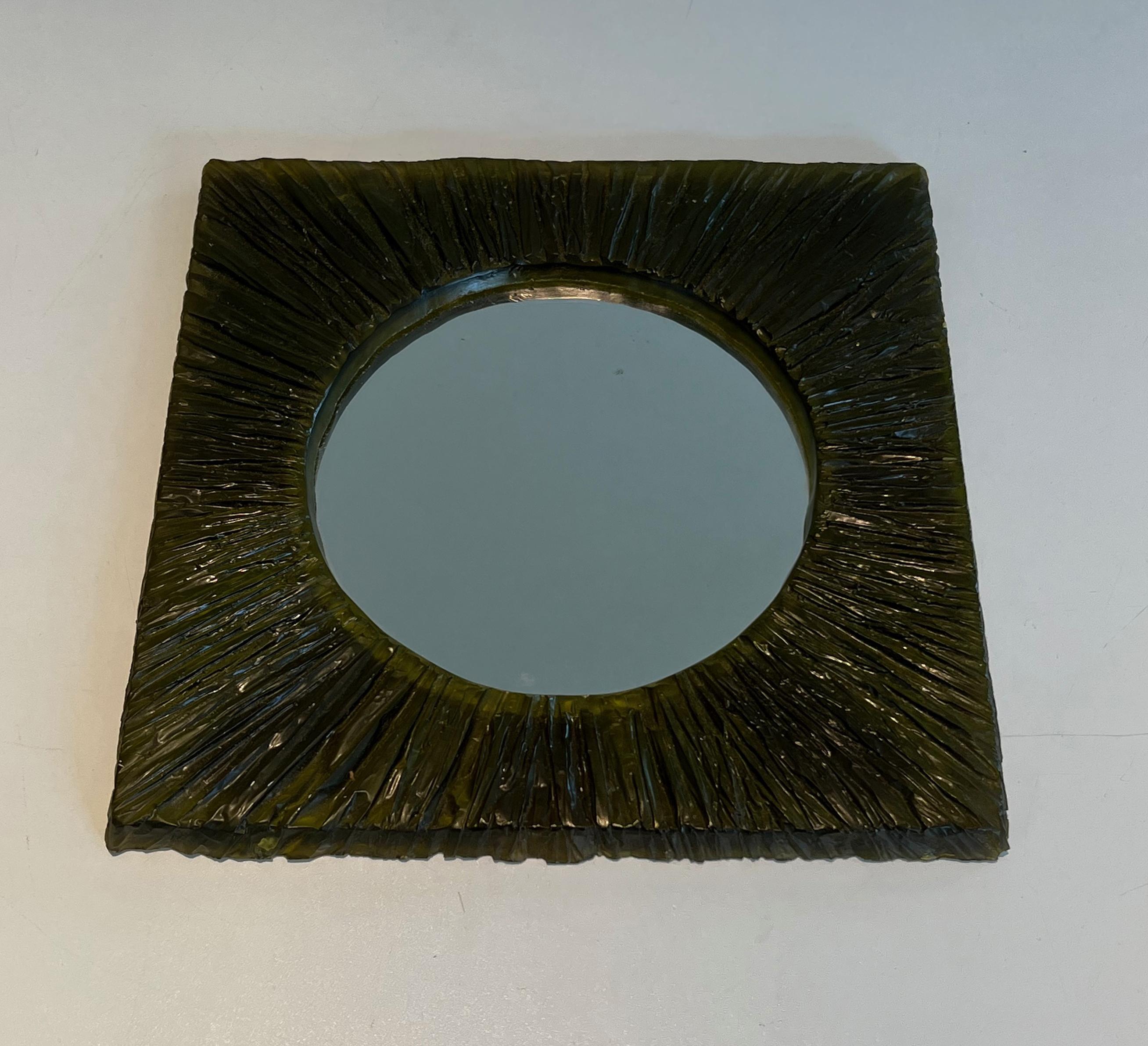Petit miroir en résine verte. Travail en français. Circa 1970 en vente 10