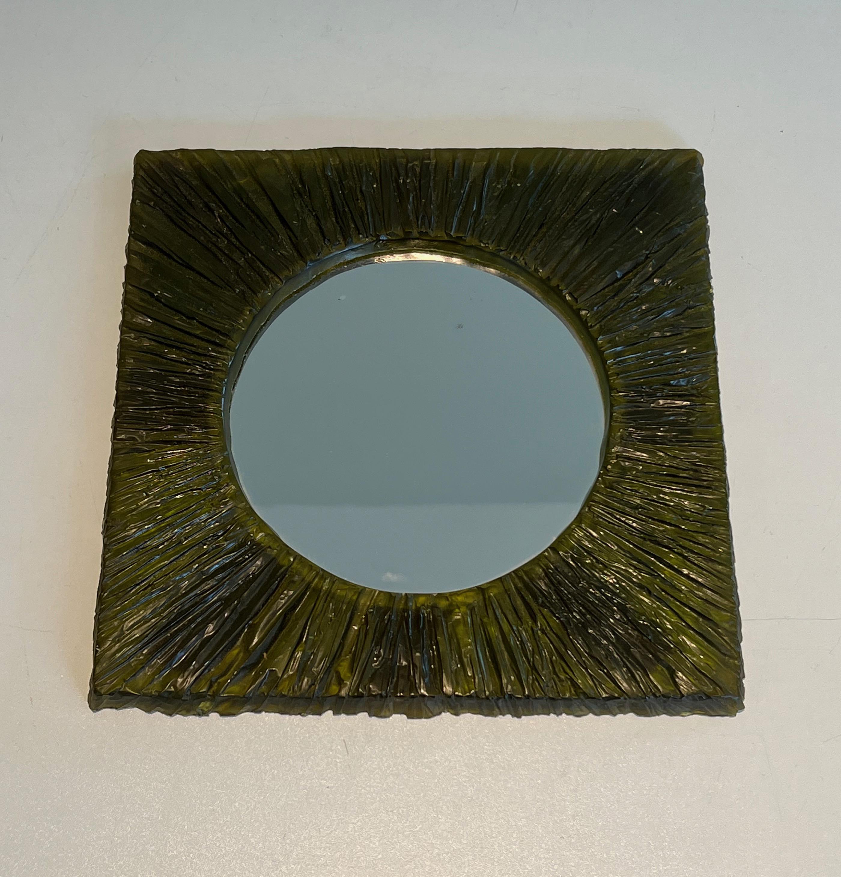 Ce petit miroir très joli et intéressant est fait de résine verte. Il s'agit d'une œuvre française. Circa 1970
