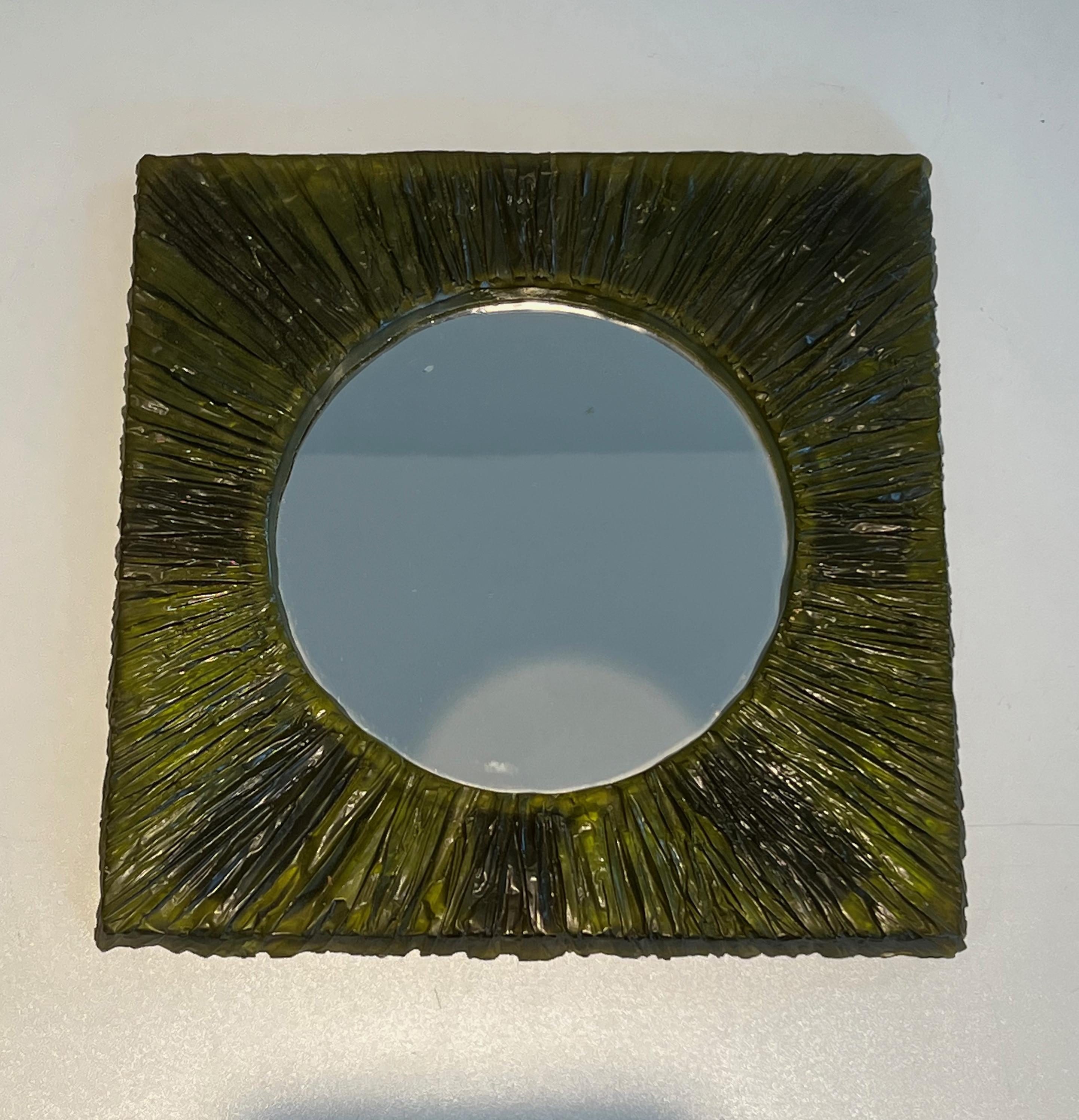 Mid-Century Modern Petit miroir en résine verte. Travail en français. Circa 1970 en vente