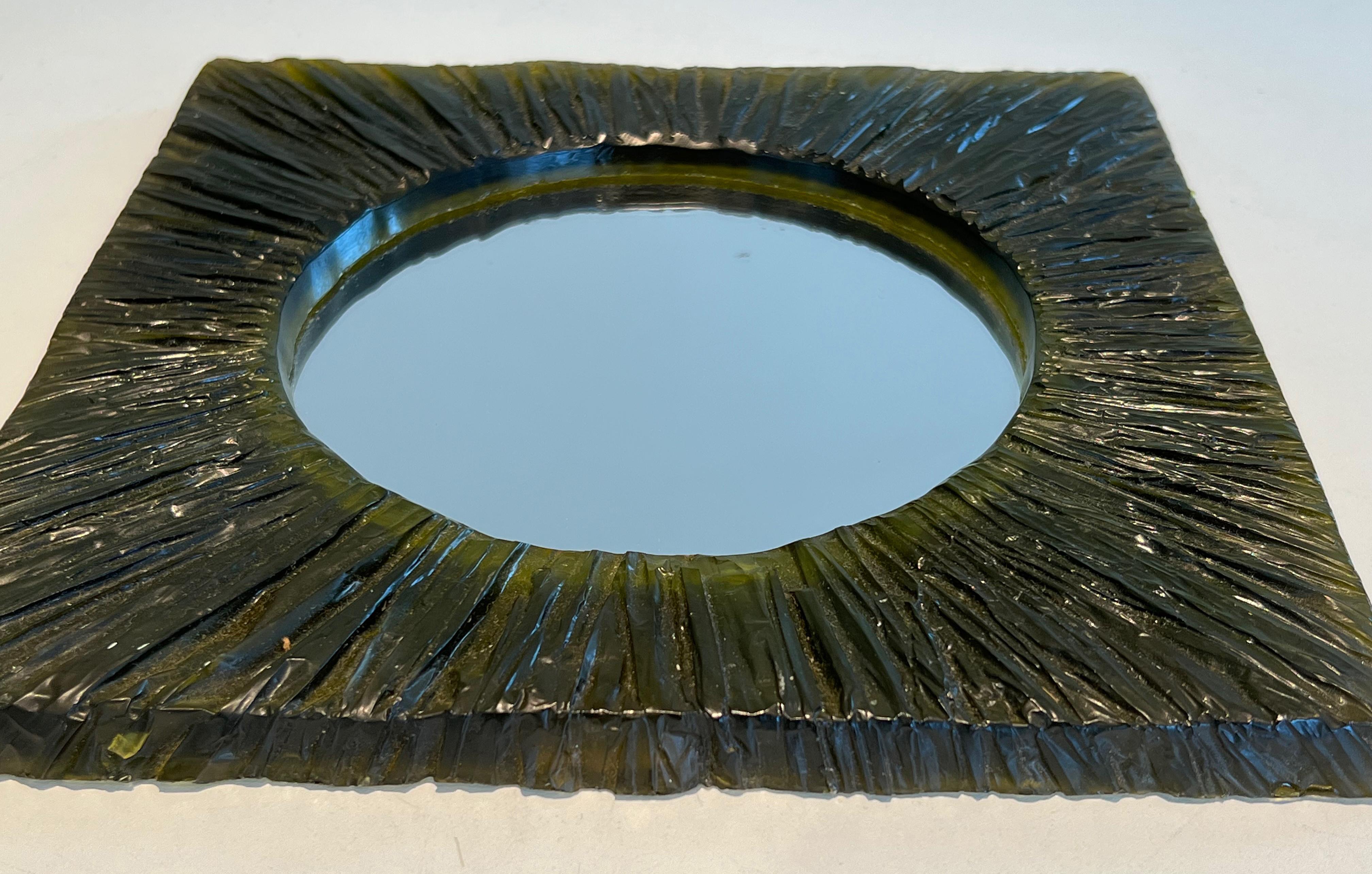Français Petit miroir en résine verte. Travail en français. Circa 1970 en vente