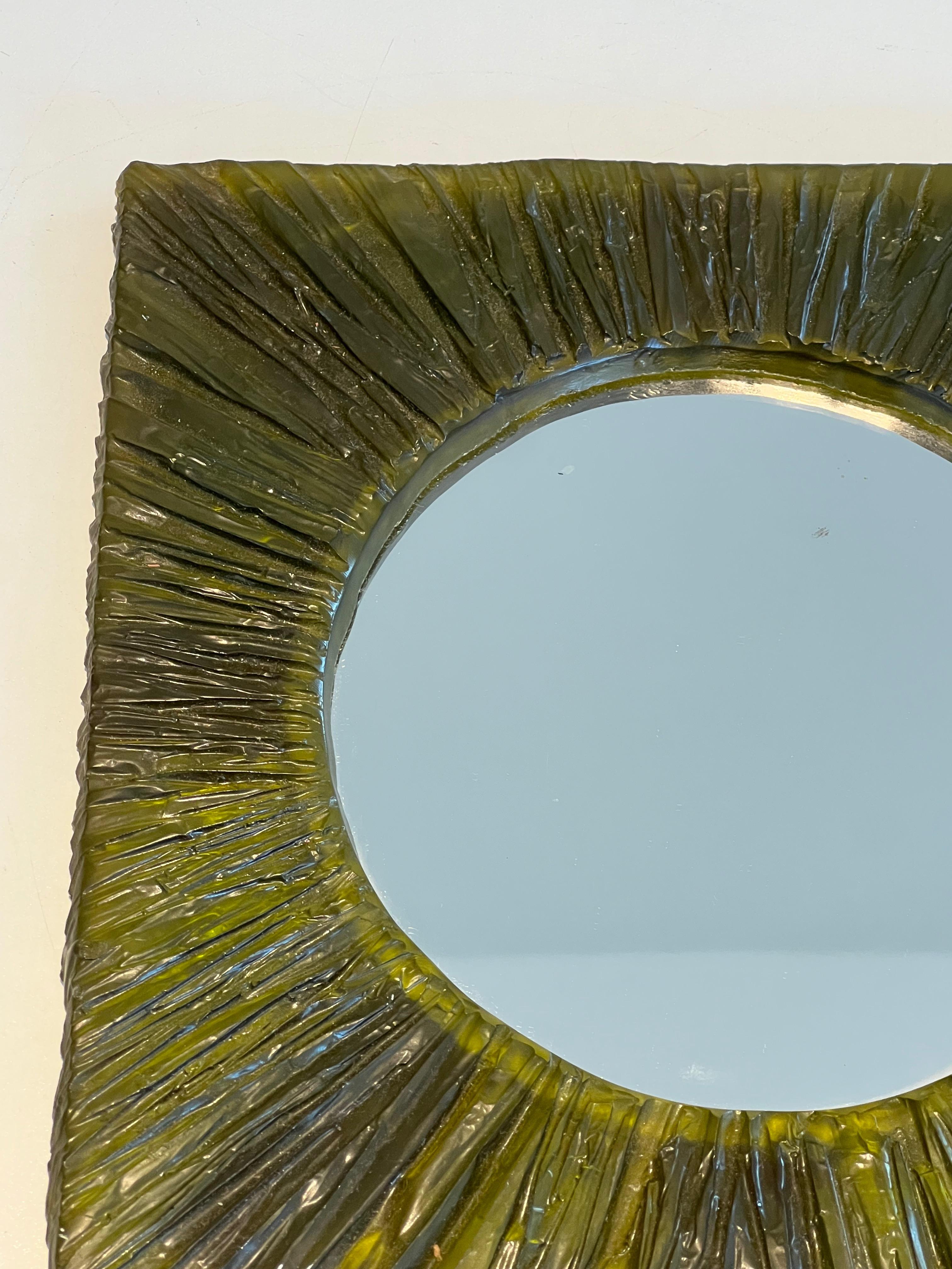 Fin du 20e siècle Petit miroir en résine verte. Travail en français. Circa 1970 en vente