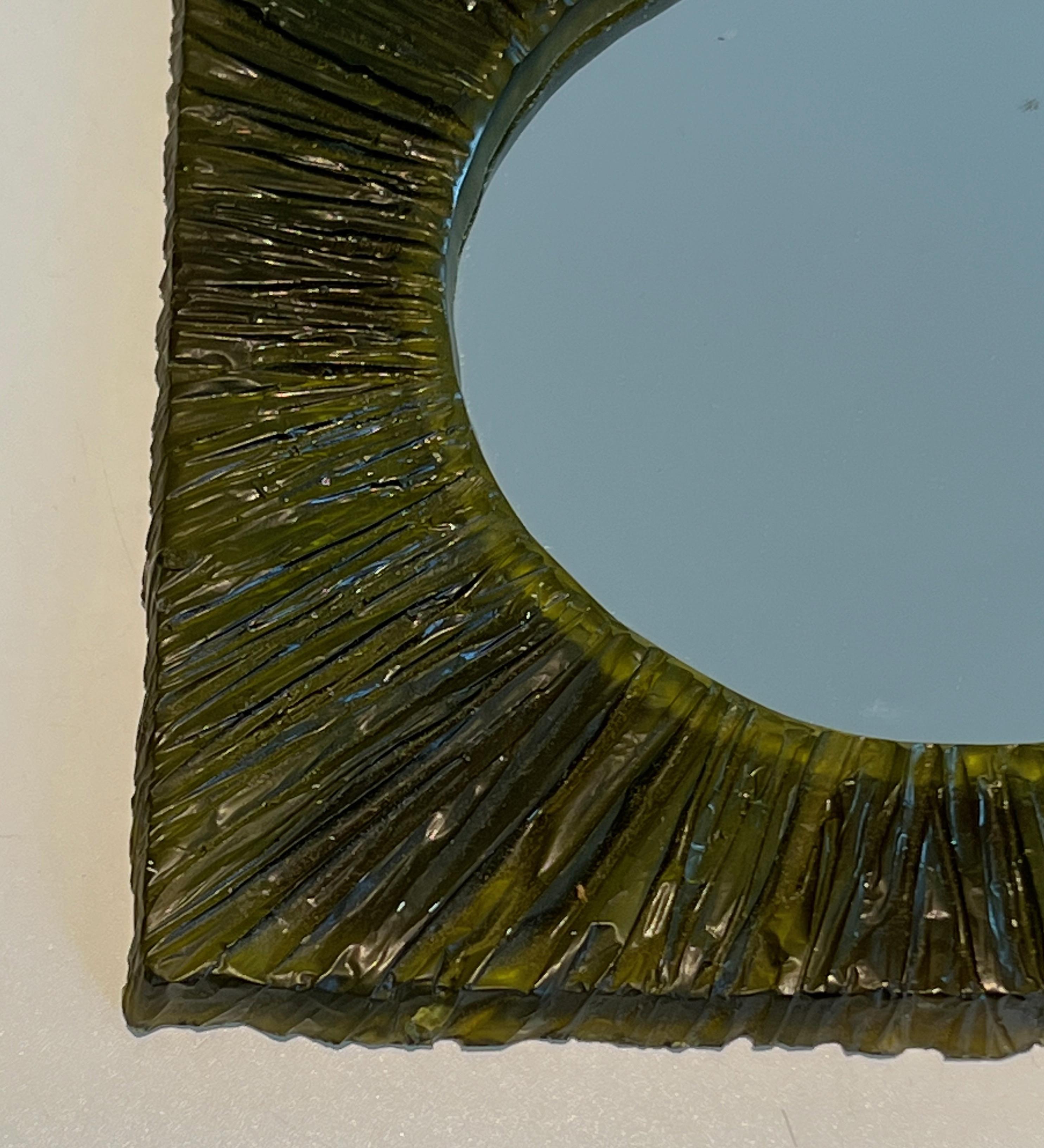 Petit miroir en résine verte. Travail en français. Circa 1970 en vente 1