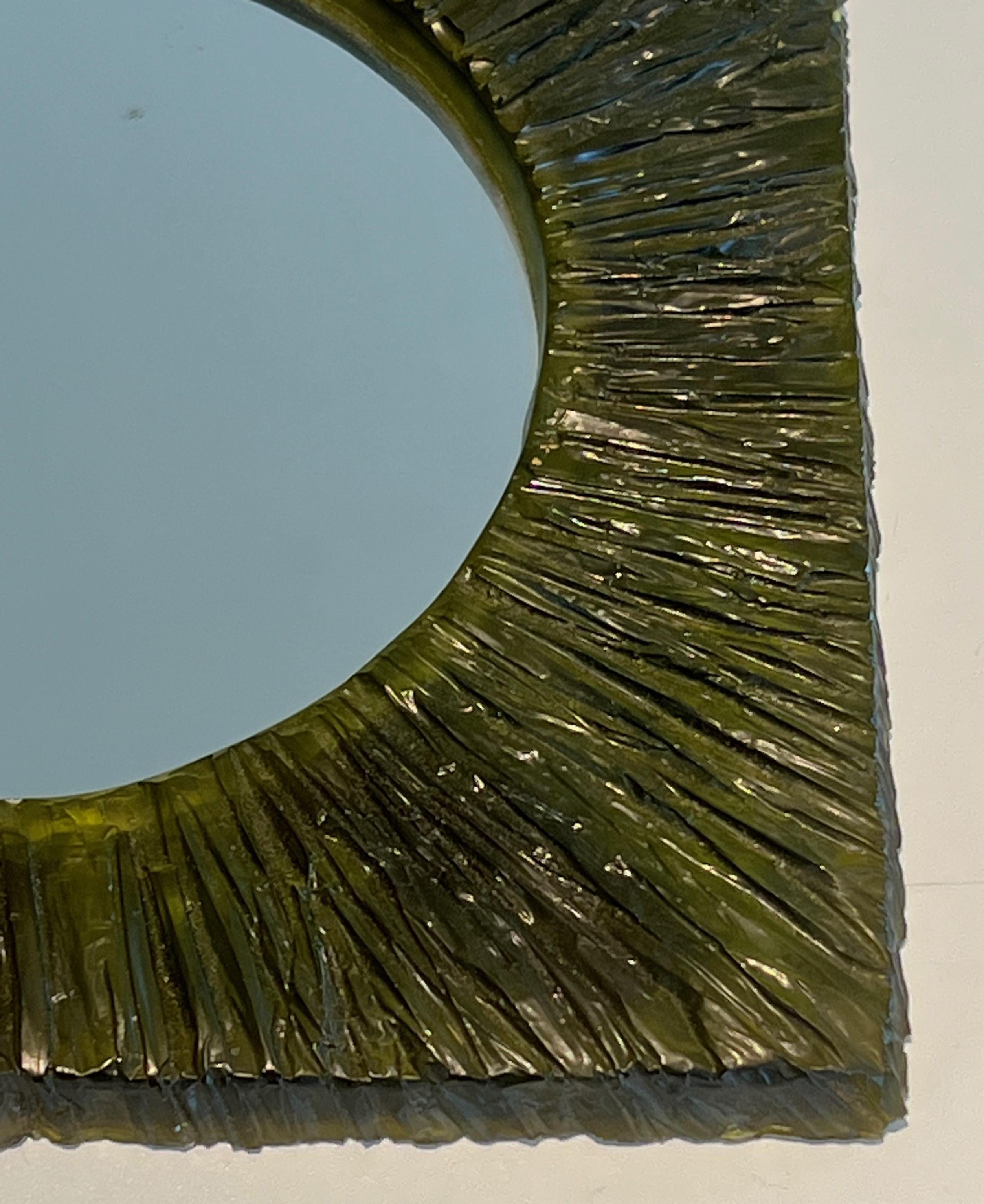 Petit miroir en résine verte. Travail en français. Circa 1970 en vente 2