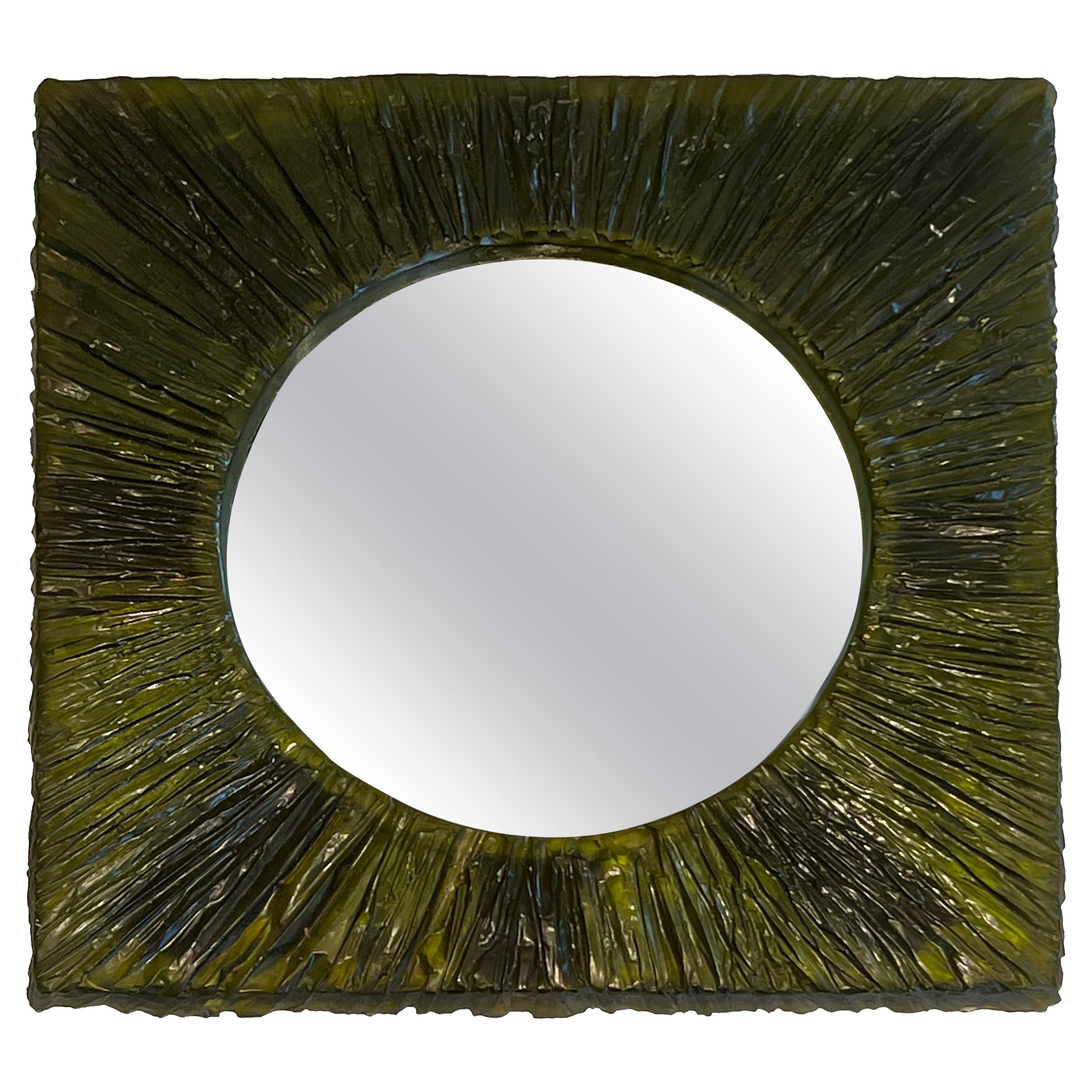 Espejo pequeño de resina verde. Obra francesa. Alrededor de 1970