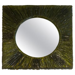 Piccolo specchio in resina verde. Lavoro francese. Circa 1970