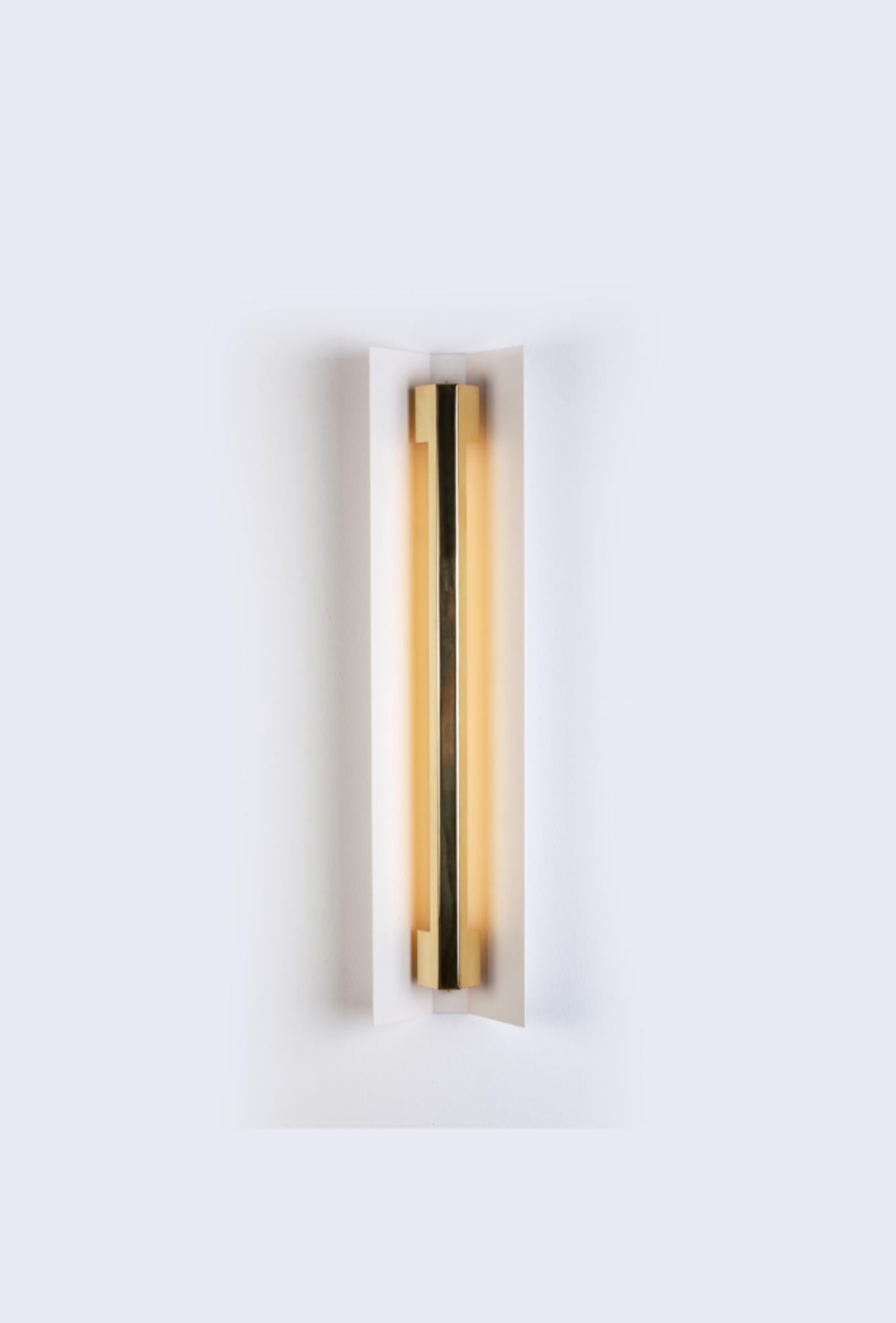 Small Misalliance ex pure white wall light by Lexavala.
Dimensions: D 16 x W 70 x H 8 cm.
Materials: powder coated shade with details made of brass or stainless steel.

There are two lenghts of socket covers, extending over the LED. Two short
