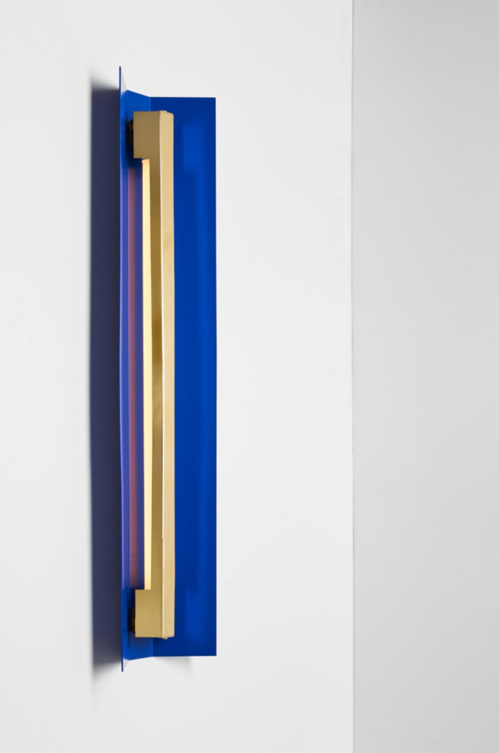 Kleine Misalliance Ex ultramarine wandleuchte von Lexavala
Abmessungen:T 16 x B 70 x H 8 cm
MATERIAL: pulverbeschichteter Schirm mit Details aus Messing oder Edelstahl.

Es gibt zwei lange Sockelabdeckungen, die sich über die LED erstrecken. Zwei