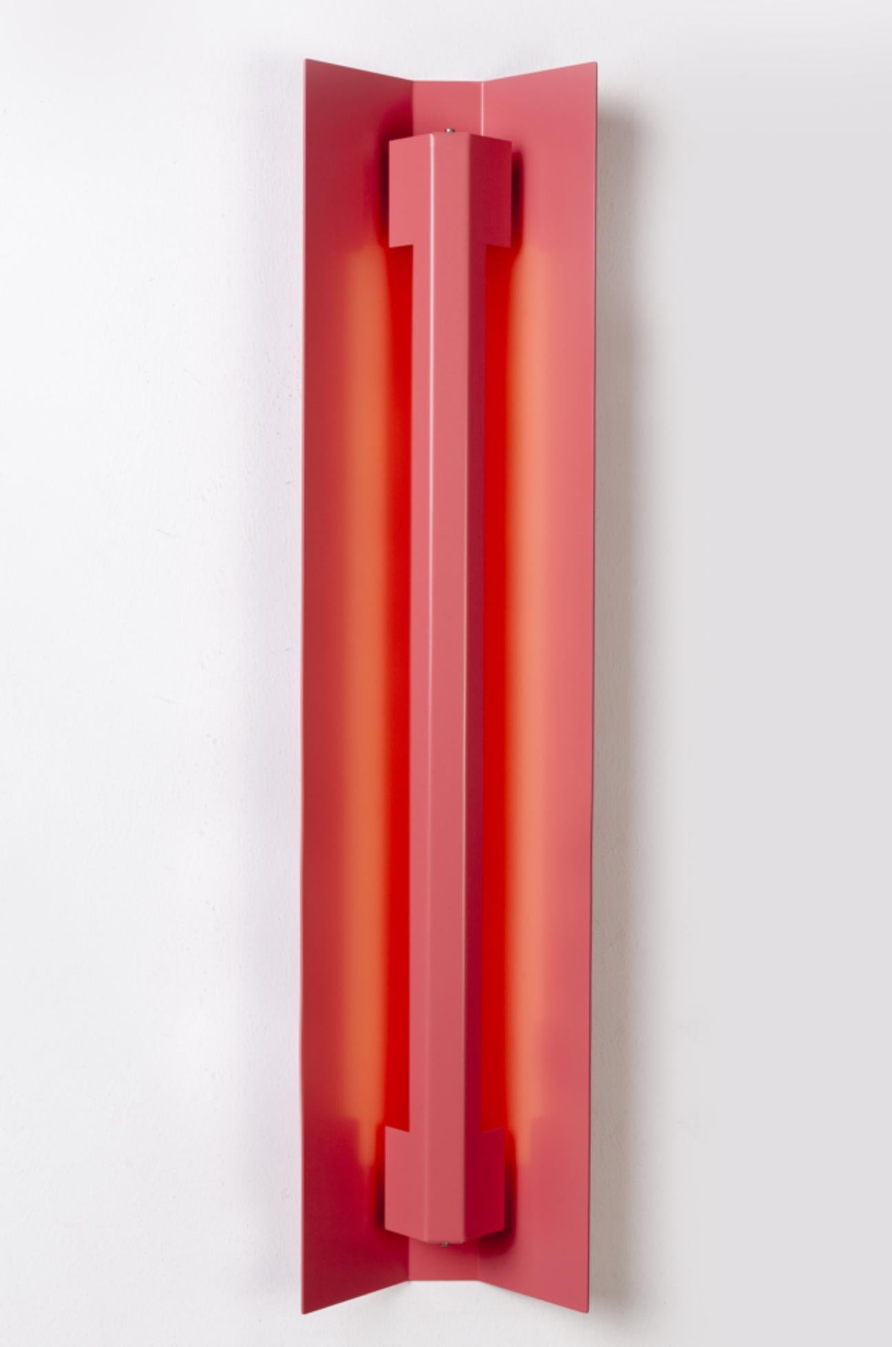 Piccola applique Misalliance Ral rosa antico di Lexavala
Dimensioni: D 16 x L 70 x H 8 cm
Materiali: alluminio verniciato a polvere.

Ci sono due lunghezze di coperture per le prese, che si estendono sopra il LED. Due corti si trovano nei
