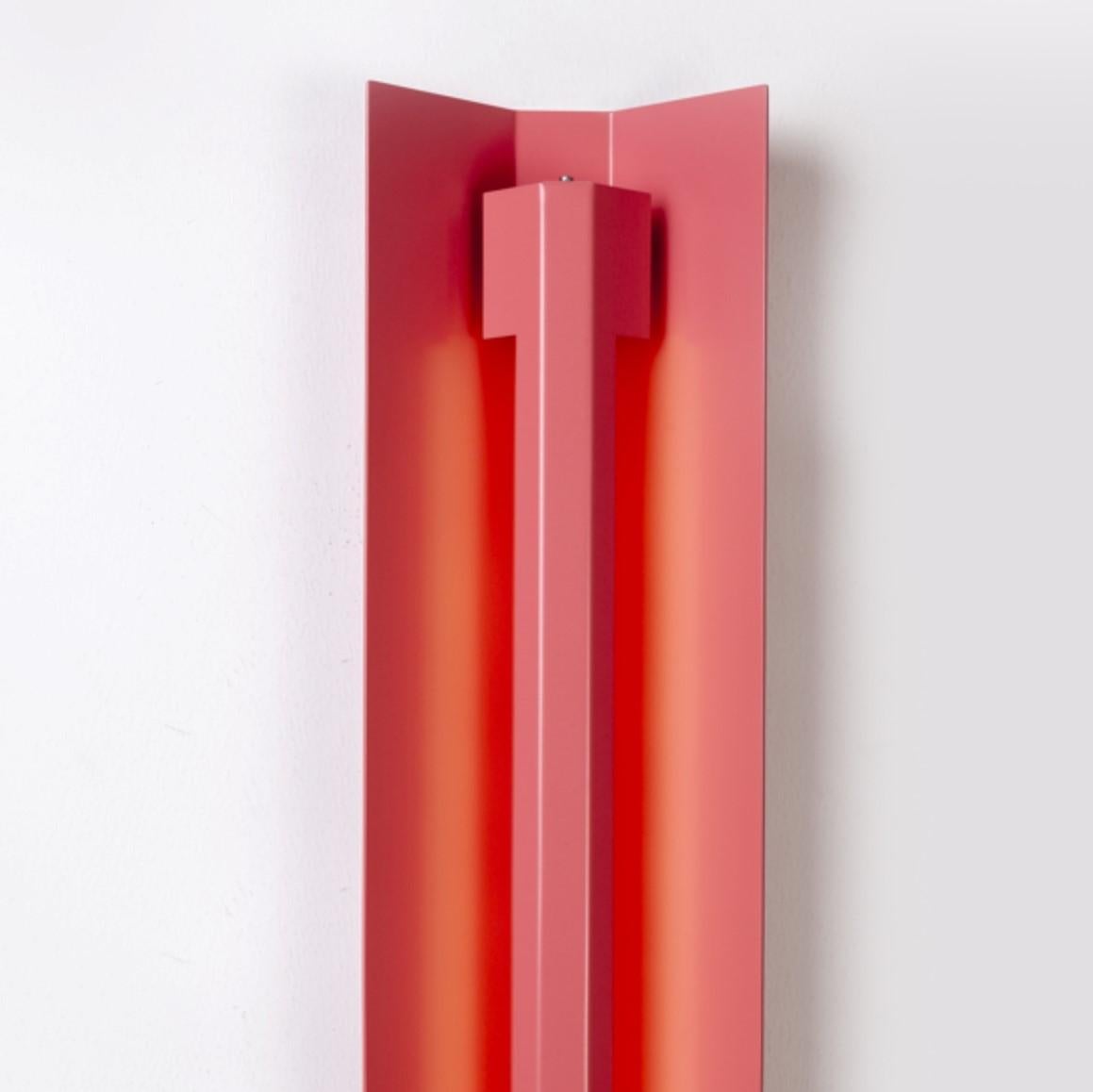 Postmoderno Piccola lampada da parete Misalliance Ral Rosa Antico di Lexavala in vendita