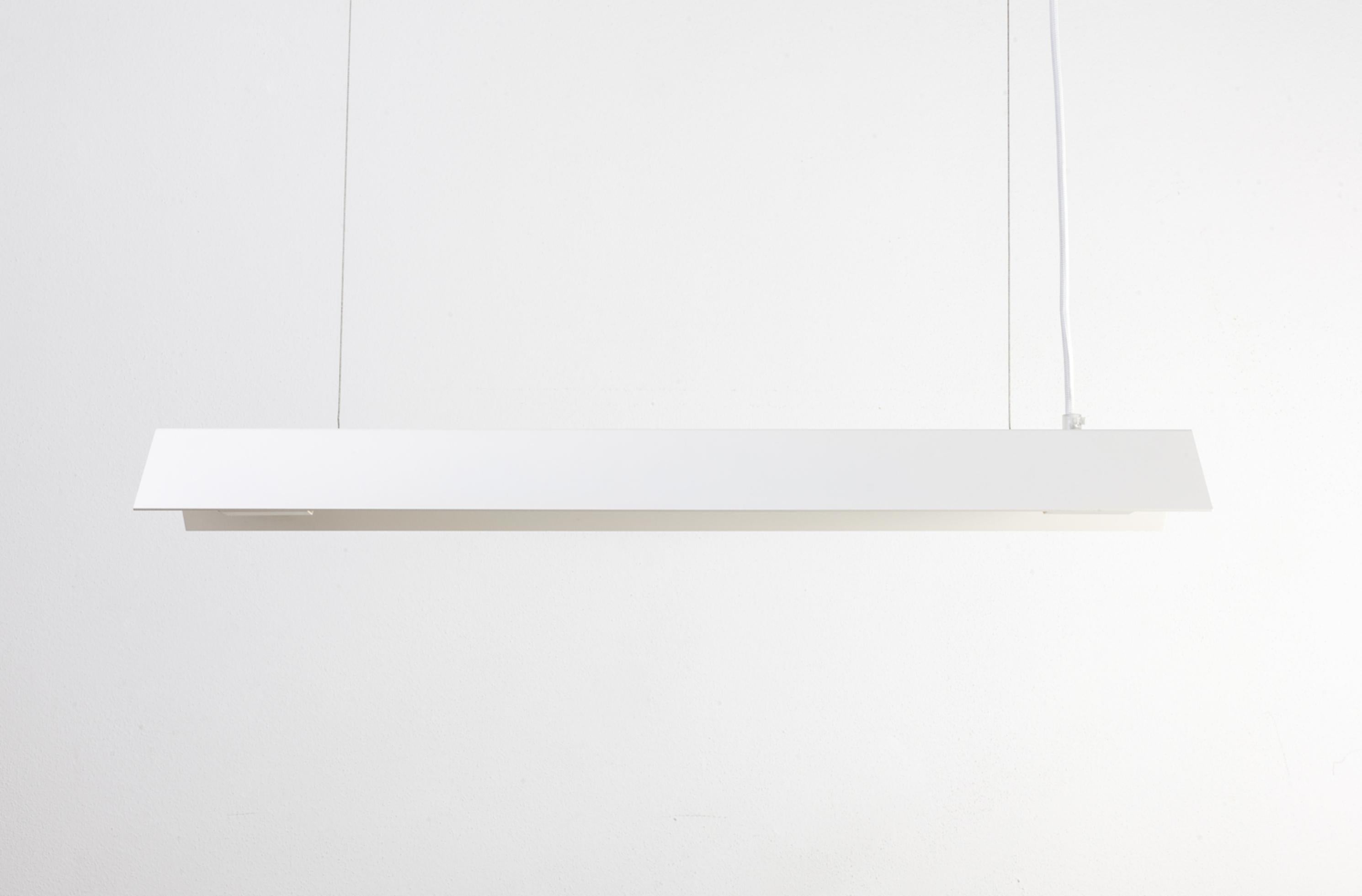 Small Misalliance ral pure white suspended light by Lexavala
Dimensions: D 16 x W 70 x H 8 cm
Materials: powder coated aluminium.

There are two lenghts of socket covers, extending over the LED. Two short are to be found in Suspended and
