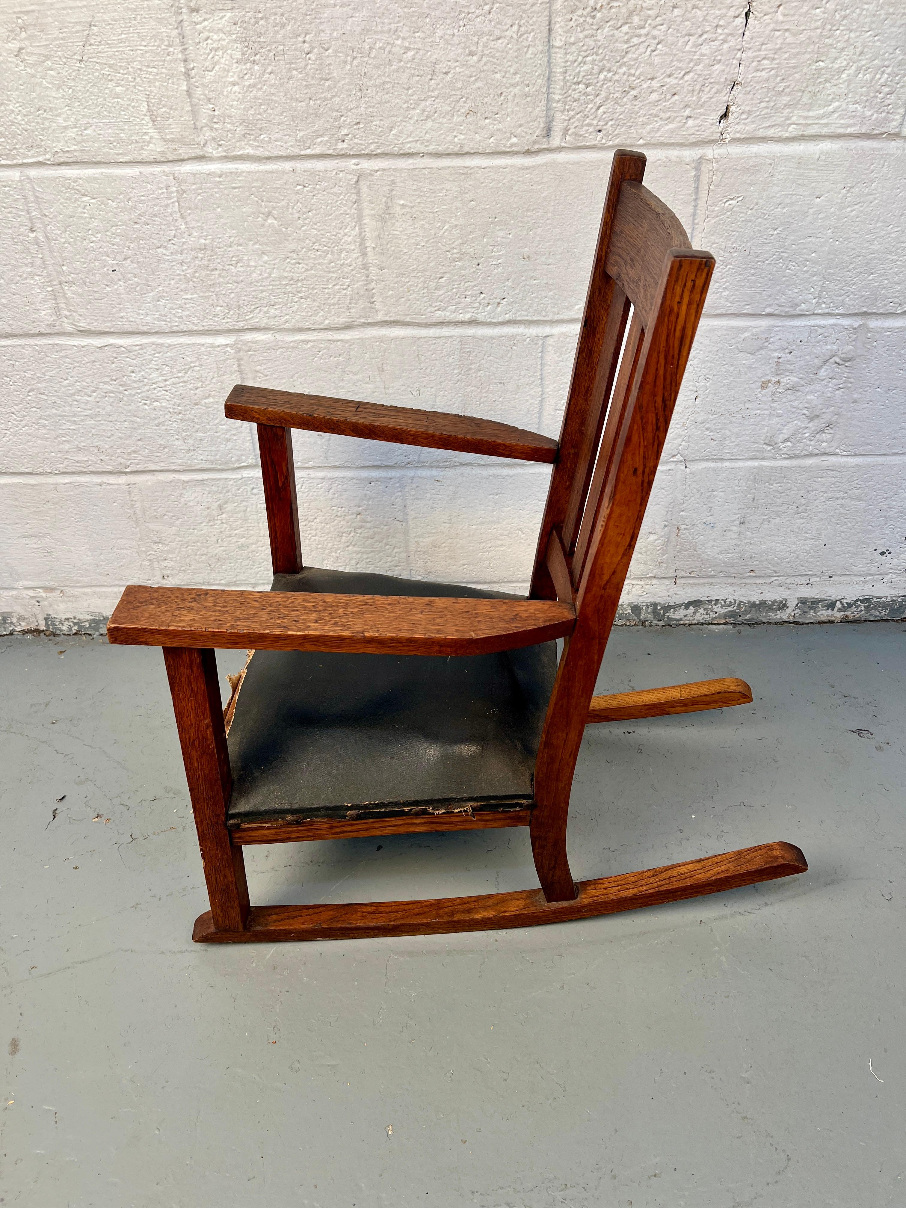 Kleiner Mission Schaukelstuhl (20. Jahrhundert) im Angebot