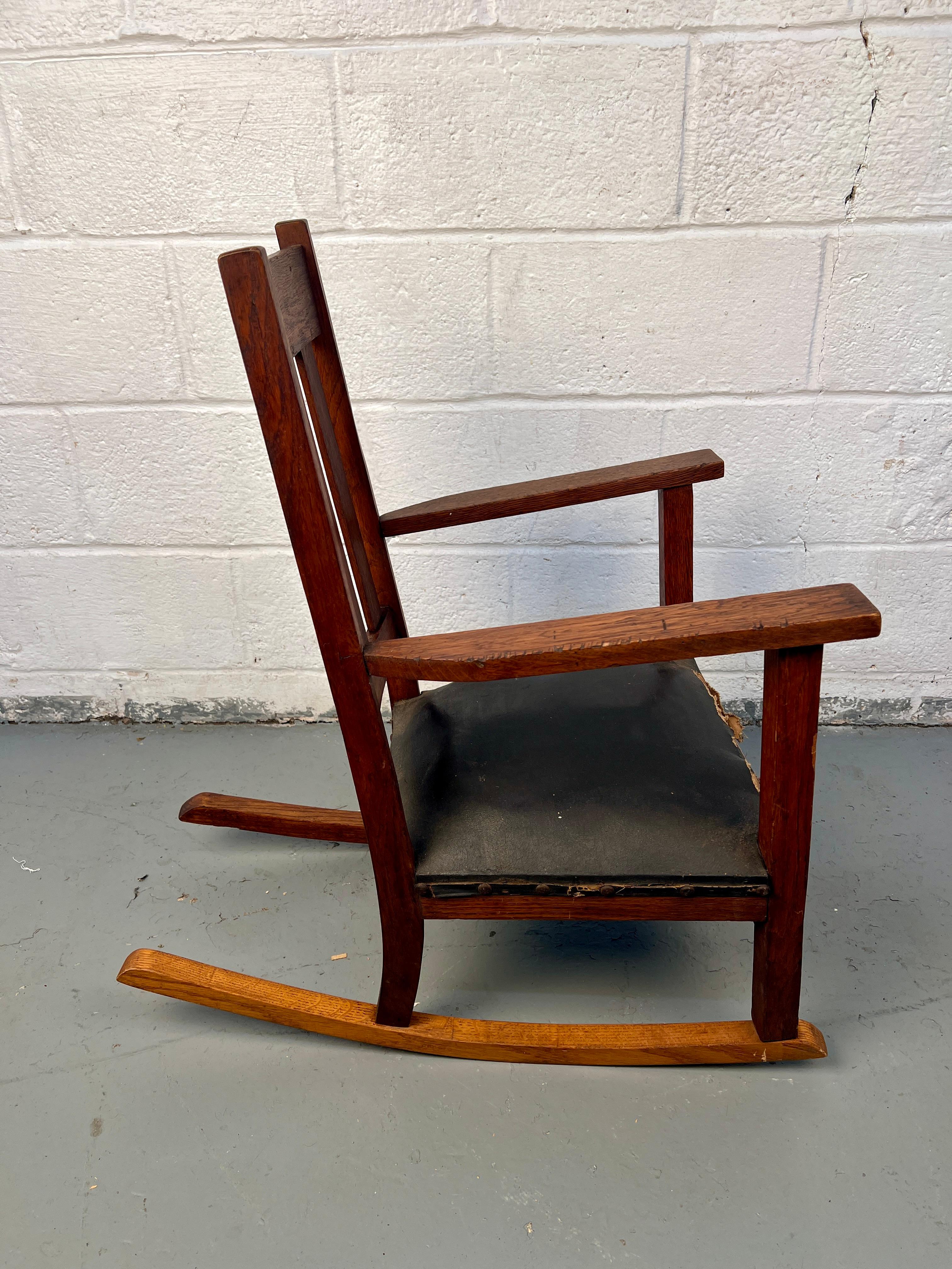 Kleiner Mission Schaukelstuhl (Eichenholz) im Angebot