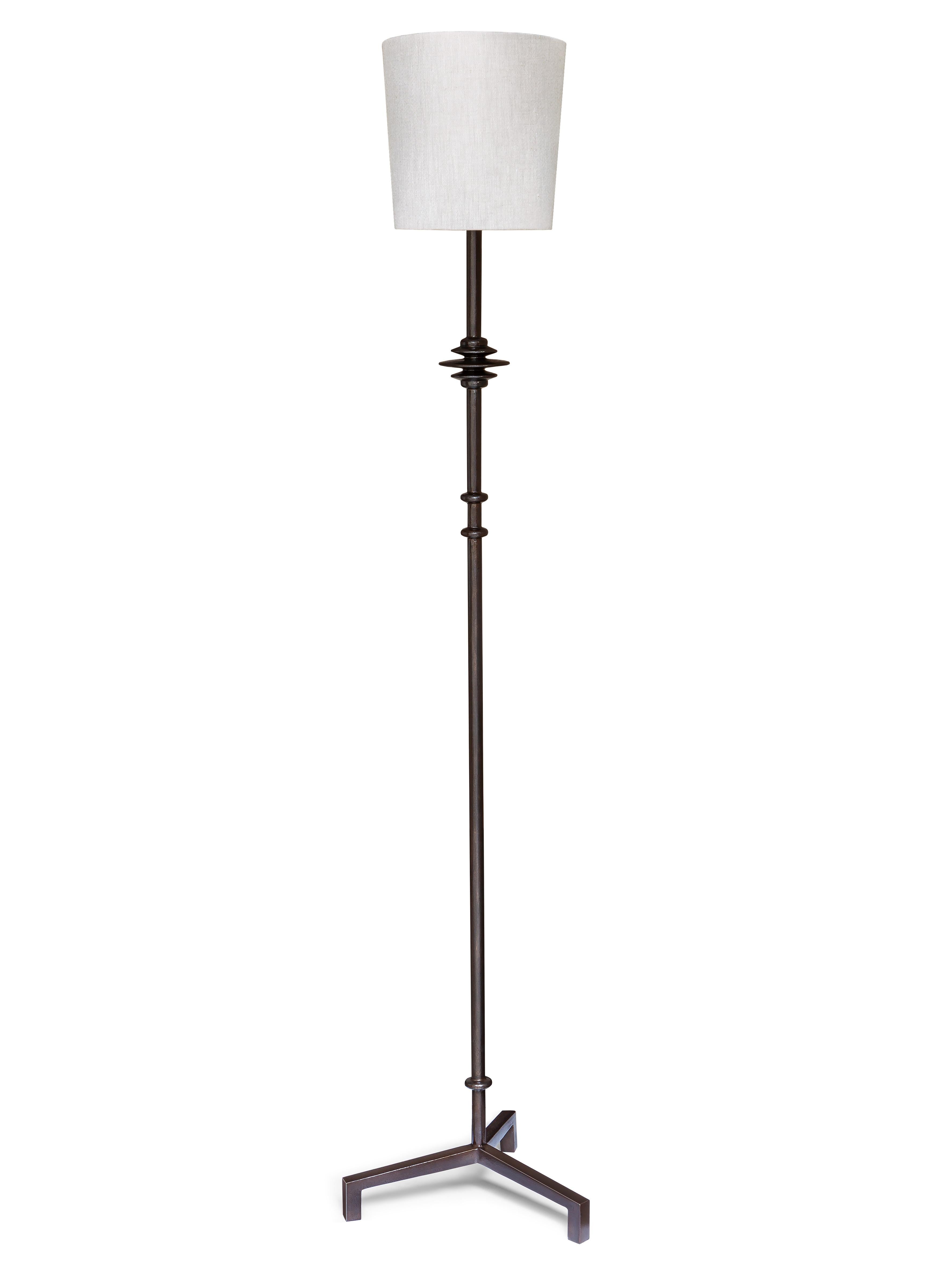 Stehleuchte aus handgearbeitetem Gips auf Metallarmatur, in der Giacometti-Manier.

Seidensatin  oder Lampenschirm aus Leinen, je nach Wunsch.
Abmessungen des Lampenschirms: Ø 20 oben x Ø 23 unten x H 23 cm / Ø 7,87″ oben x Ø 9″ unten x H 9″

LAMPE