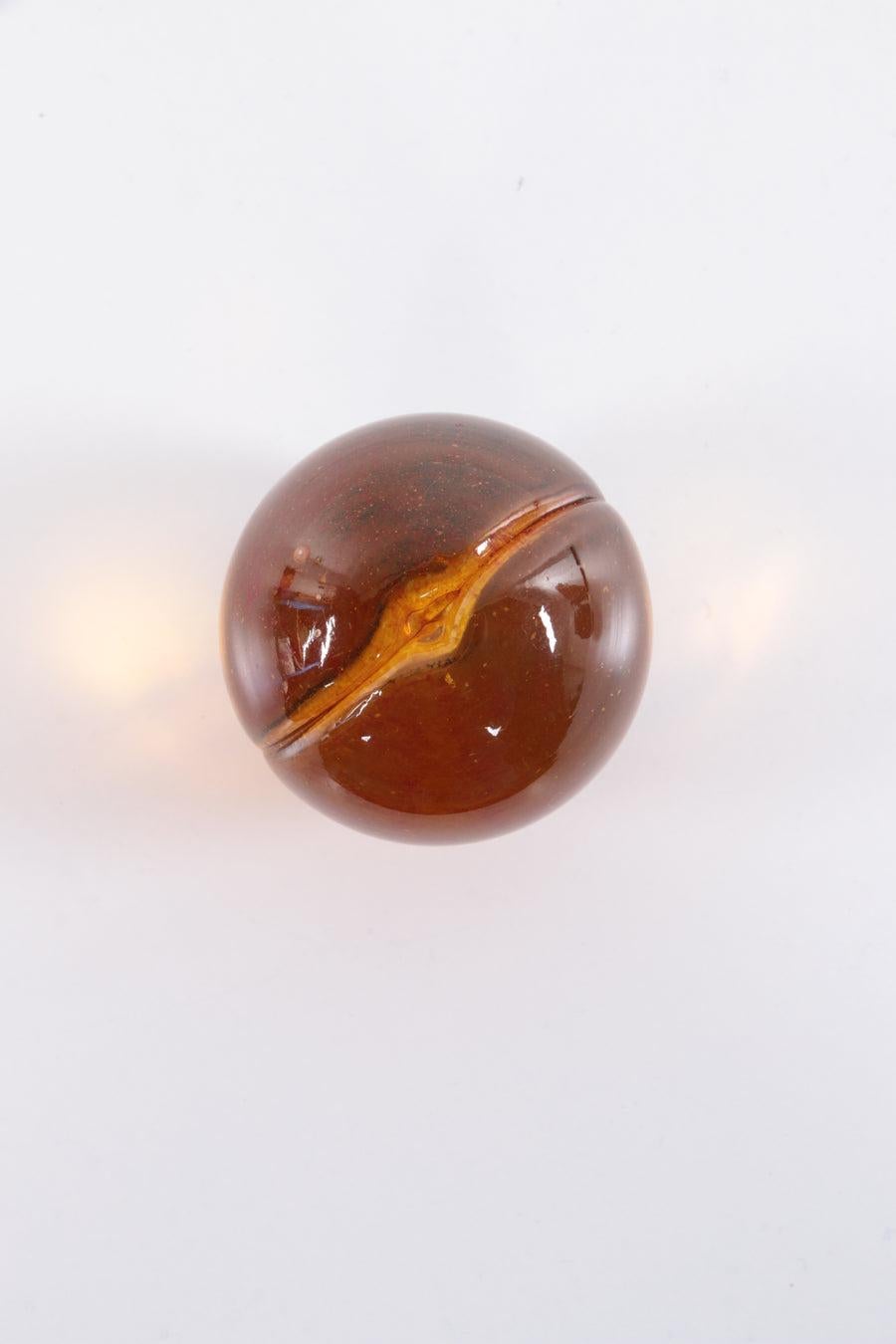 Presse-papier petit modèle en verre de Murano Boule pêche orange, 1970

Informations complémentaires : 
Dimensions : 4,5 L x 4,5 D x 4,5 H cm 
Période : 1970
Condit : Bon
