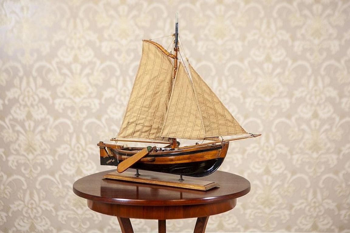 Small model of yacht from the prewar period.

We present you this true-to-life model of a yacht from the Interwar period.
It is in particularly good condition.
