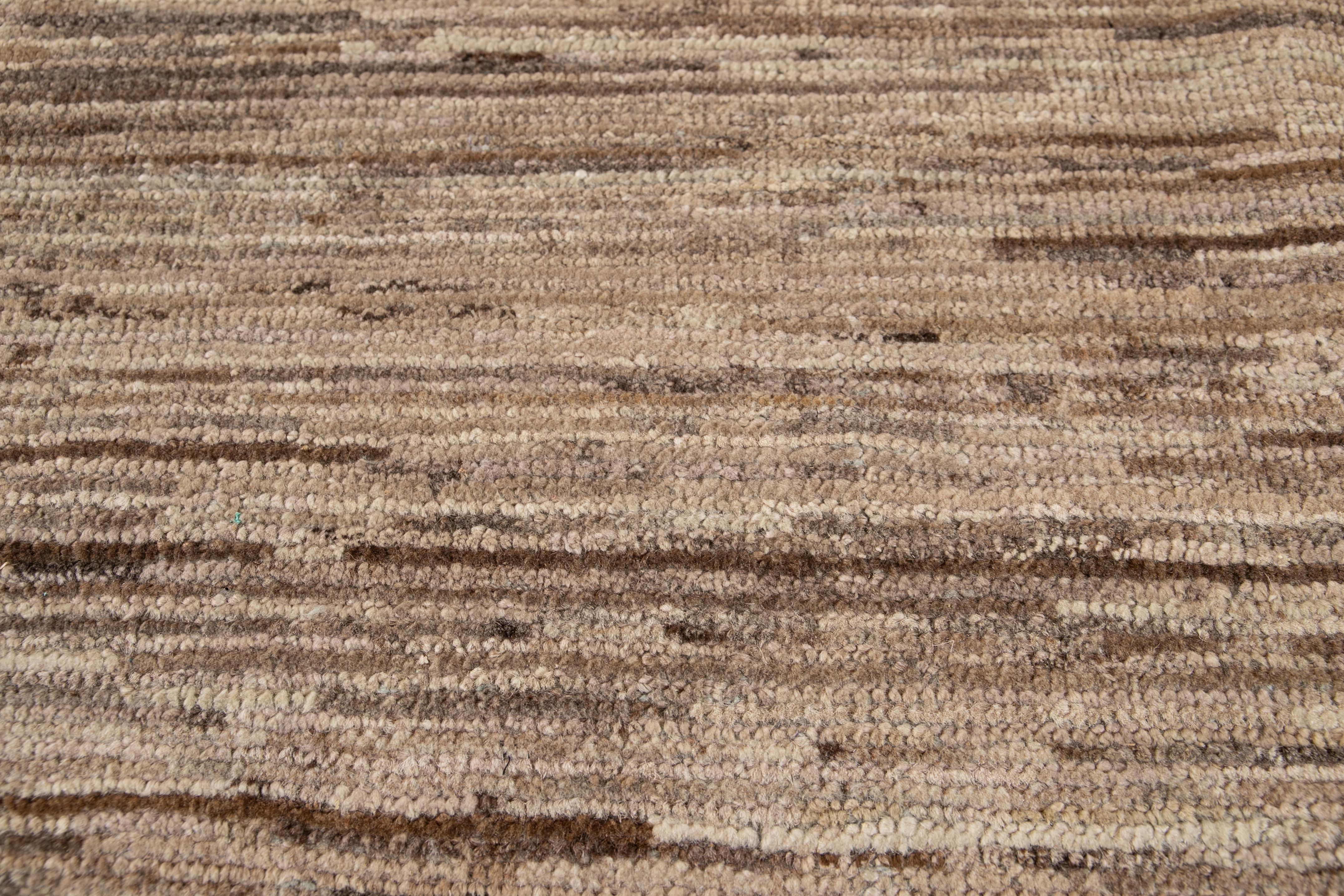 Petit tapis moderne en laine beige de style marocain en vente 5