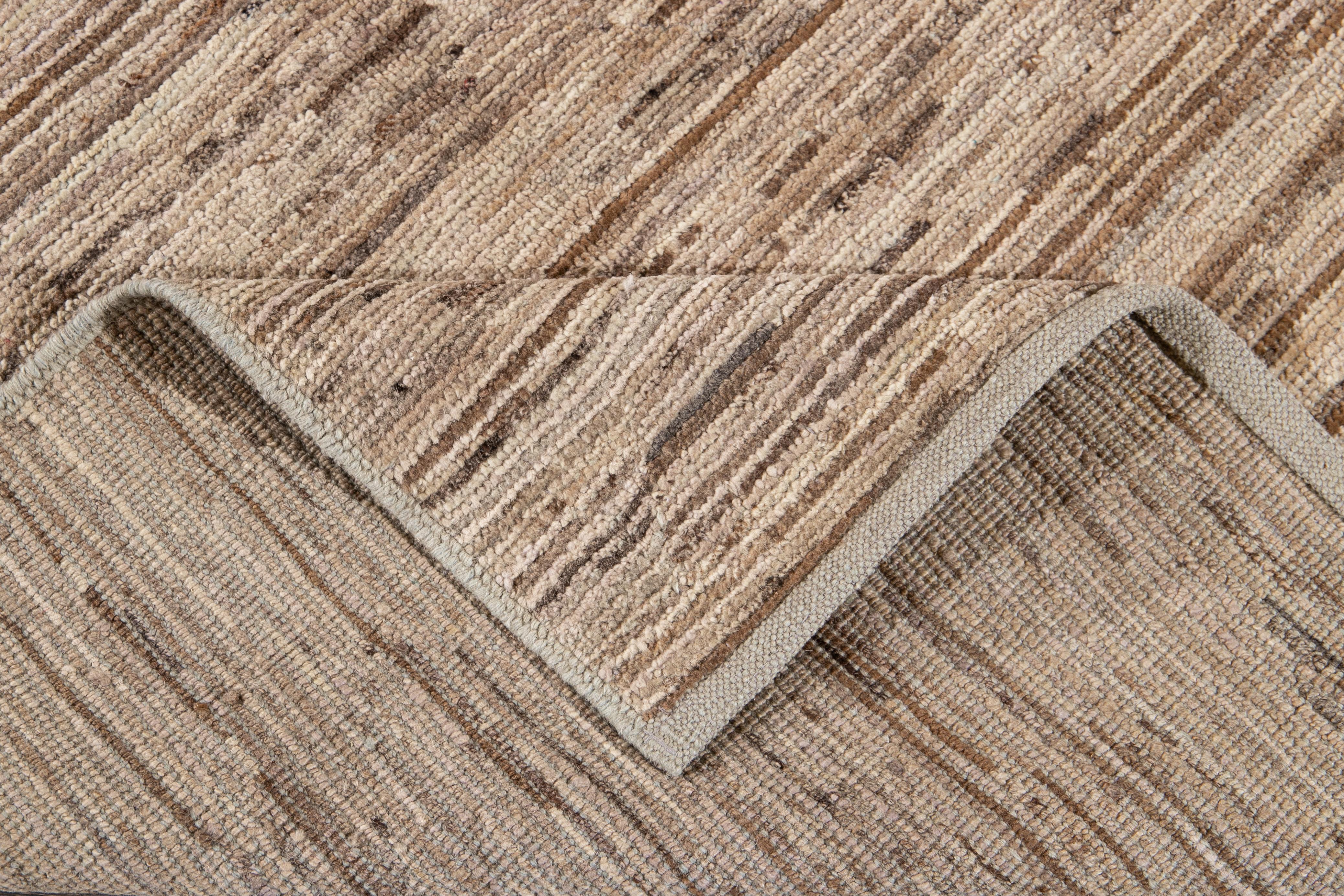 Alfombra moderna pequeña de lana beige de estilo marroquí Anudado a mano en venta