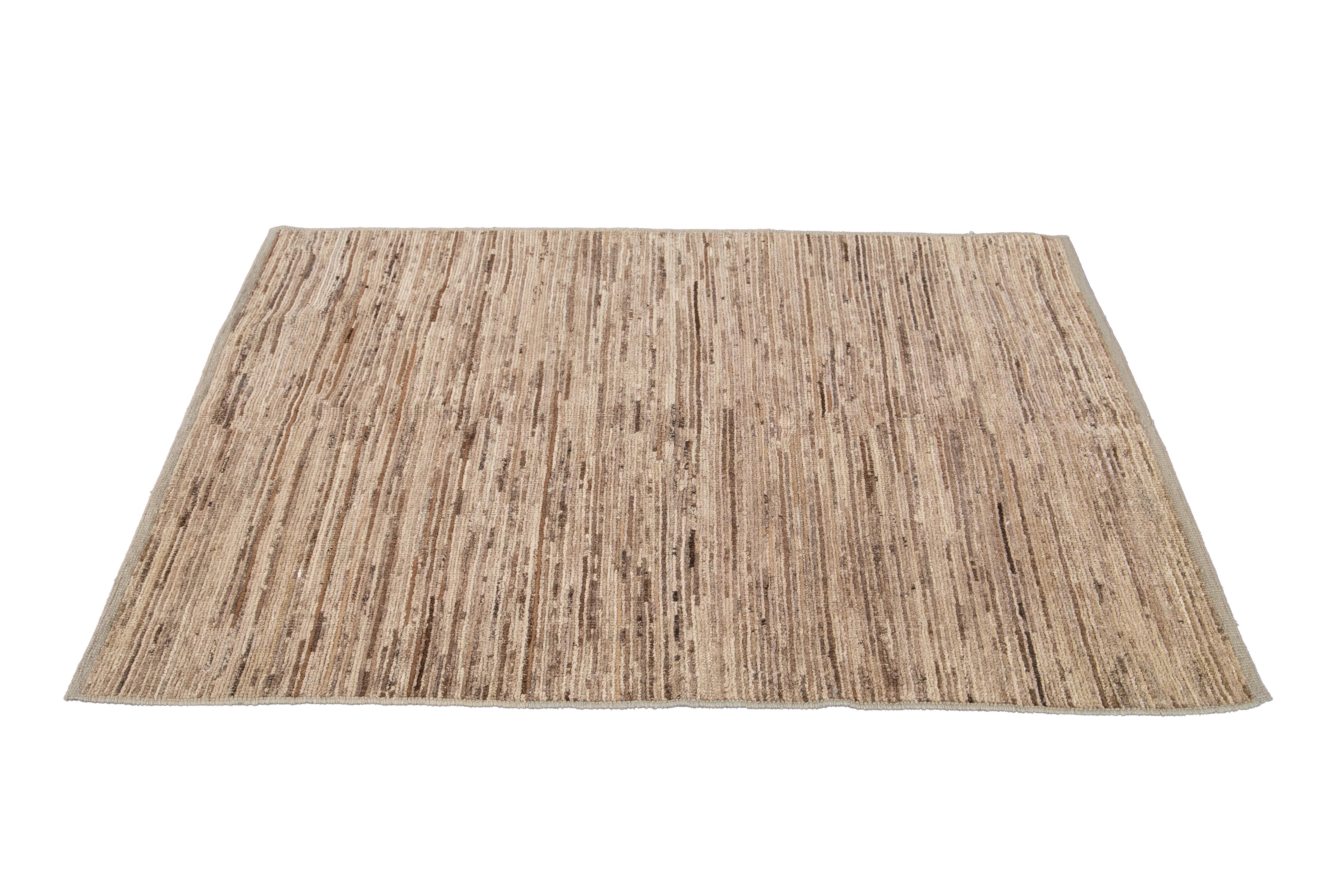 Petit tapis moderne en laine beige de style marocain en vente 2